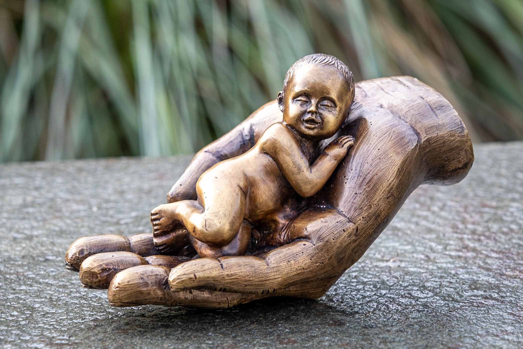 IDYL Gartenfigur IDYL Bronze-Skulptur Eine Hand mit einem Baby, Bronze – sehr robust – Langlebig – witterungsbeständig gegen Frost, Regen und UV-Strahlung. Die Modelle werden in Wachsausschmelzverfahren in Bronze gegossen und von Hand patiniert.