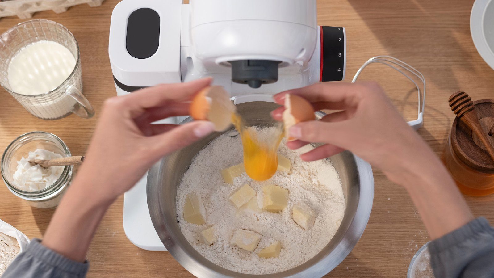 BOSCH Küchenmaschine Serie 2 MUMS2EW01, Edelstahlschüssel, Durchlaufschnitzler, Deckel, 700 W, 3,8 l Schüssel, Durchlaufschnitzler, 3 Reibescheiben, Patisseries – Bild 4 von 5