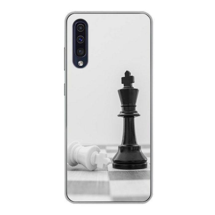 MuchoWow Handyhülle Der weiße und der schwarze König im Schach Handyhülle Samsung Galaxy A30s Smartphone-Bumper Print Handy