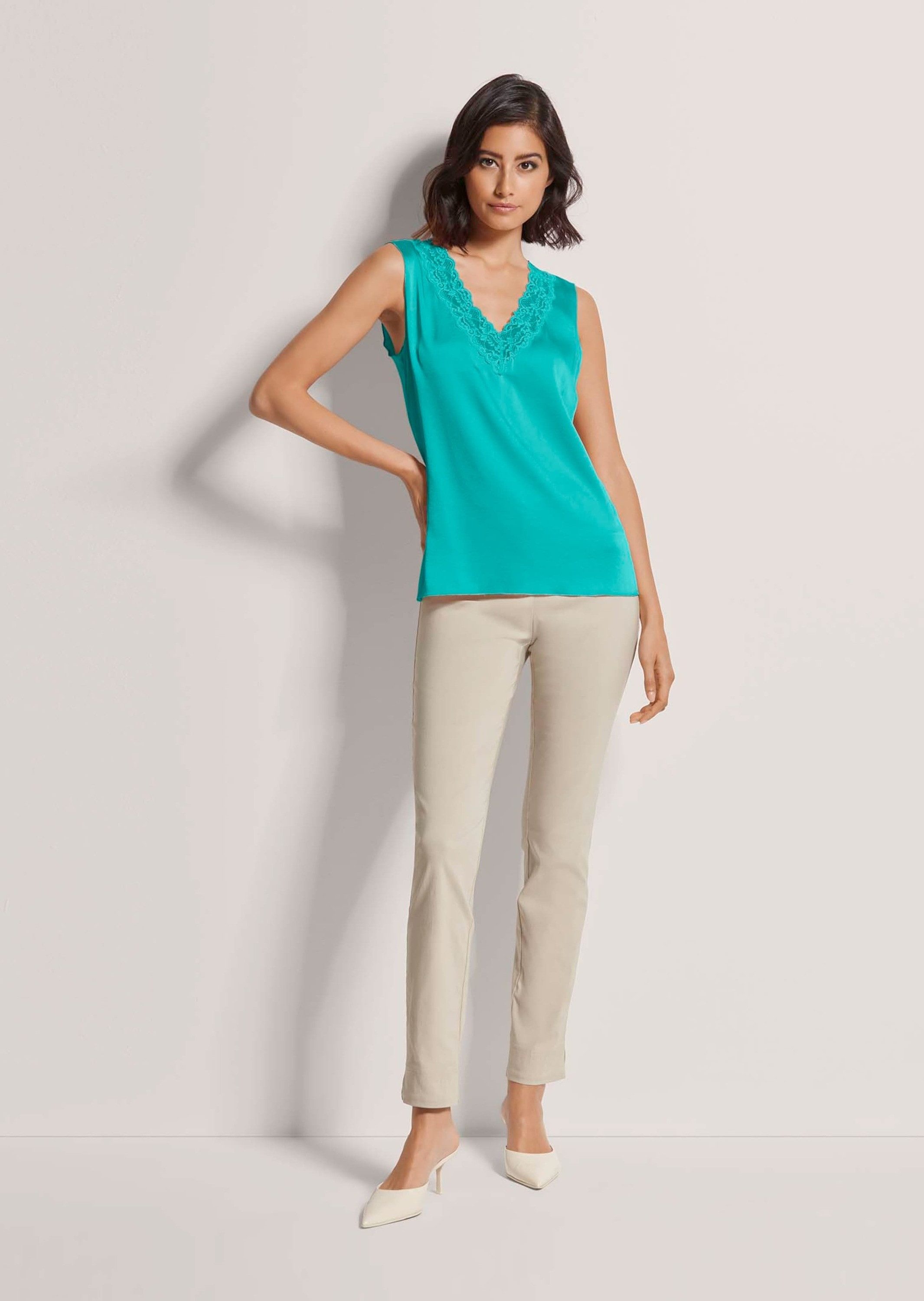 MADELEINE Shirttop Lingerie-Top aus Seidensatin Zarte Spitze und V-Ausschnitt für eleganten Look, ohne Arm