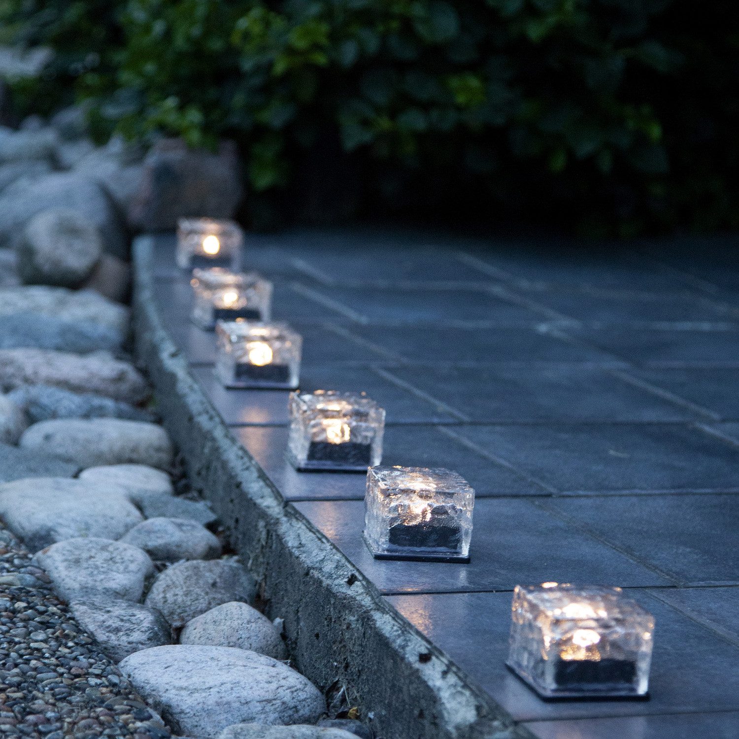 STAR TRADING LED Solarleuchte LED Solar Kerzen Windlichter Eiswürfelform Cube Lichtsensor 3 Stück, LED Classic, warmweiß (2100K bis 3000K)