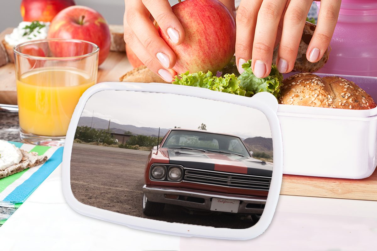 und und auf dem Jungs für Lunchbox Mädchen (2-tlg), Car weiß MuchoWow für Brotbox Parkplatz, Muscle Kinder Brotdose, Erwachsene, Kunststoff,