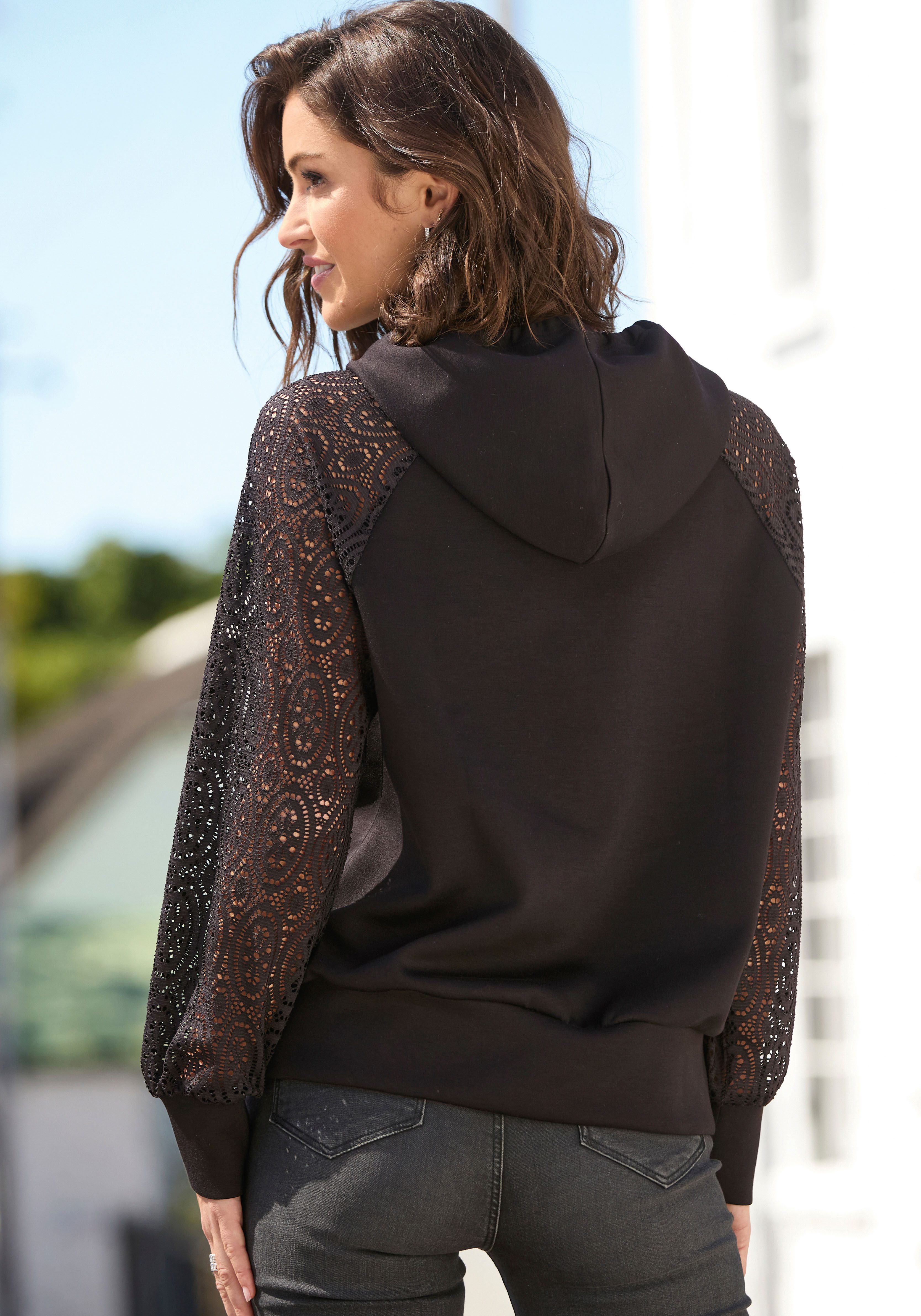 LASCANA Kapuzensweatshirt mit Ärmeln aus elastischer Spitze – Bild 3 von 5