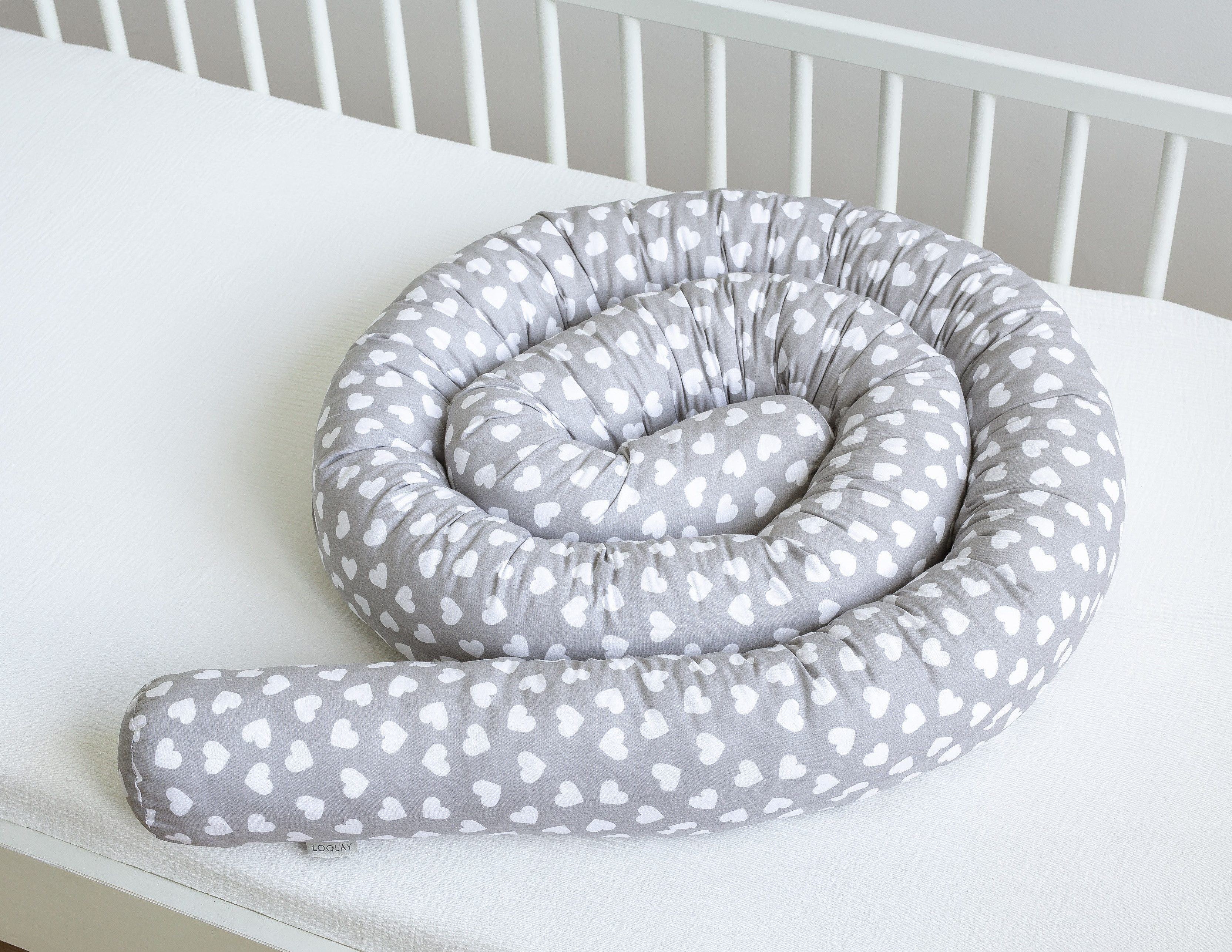Loolay Nestchenschlange HERZCHEN Grau BioBaumwolle Multifunktion PREMIUM Bettschlange Schlange, (Bettumrandung Krabbeldecke Babybett Umrandung Schlange Bett Kopfschutz, Zierkissen Bettrolle Dekokissen Zugluftstopper - Super GESCHENK), LOOLAY® - 100% Europäische Stoffe und Kleinserien-Nähen!