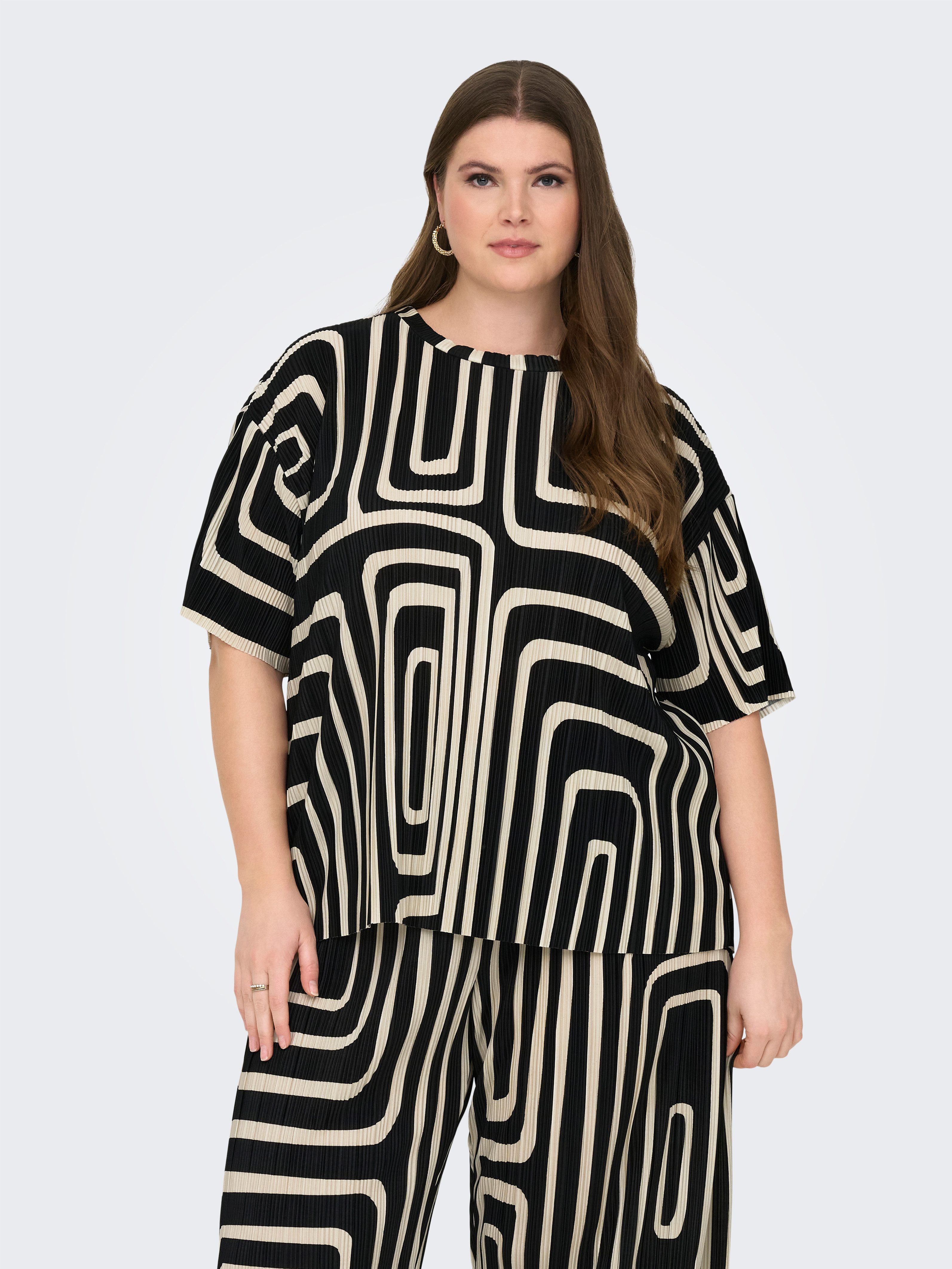 ONLY CARMAKOMA Kurzarmshirt CARRAVENNA S/S PLISSE AOP TOP JRS NOOS