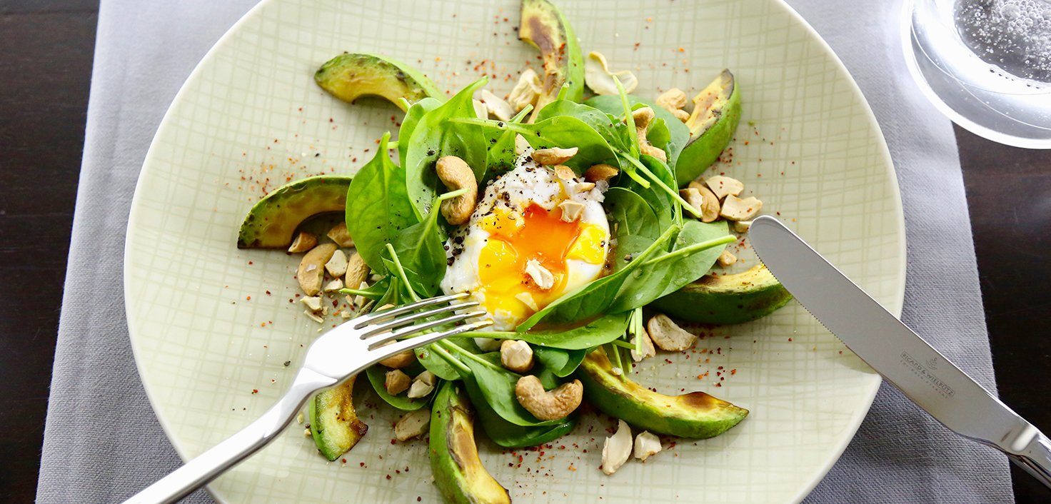 Alexander Herrmann Rezept Gebratene Avocado mit pochiertem Ei, Spinatsalat und gerösteten Cashewkernen