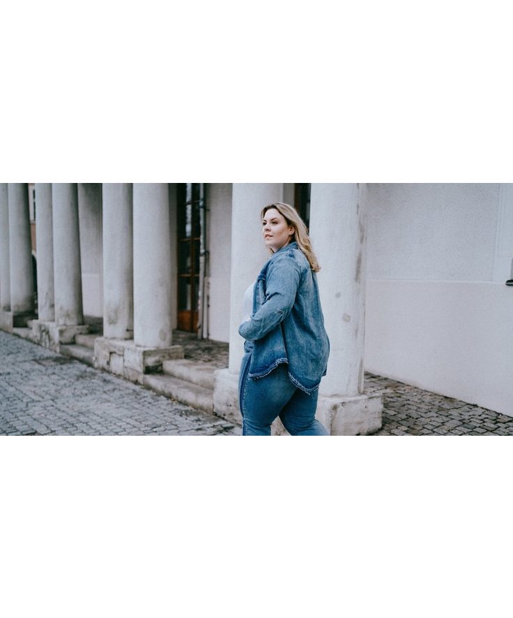 Jeans für kurvige Frauen stylen