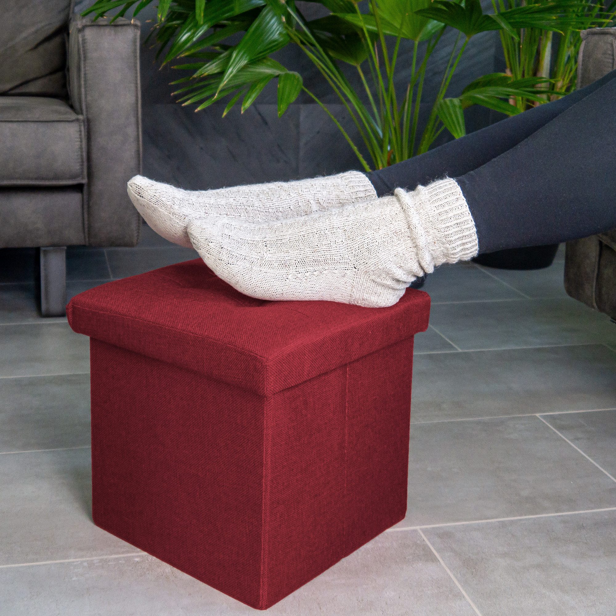 Intirilife Sitzhocker (Sitzwürfel mit Stauraum 30x30x30 cm in GRANAT ROT - Fußablage, 1 St), Faltbare Sitzhocker - aus Stoff mit Mulden - Aufbewahrungsbox Truhe – Bild 4 von 5