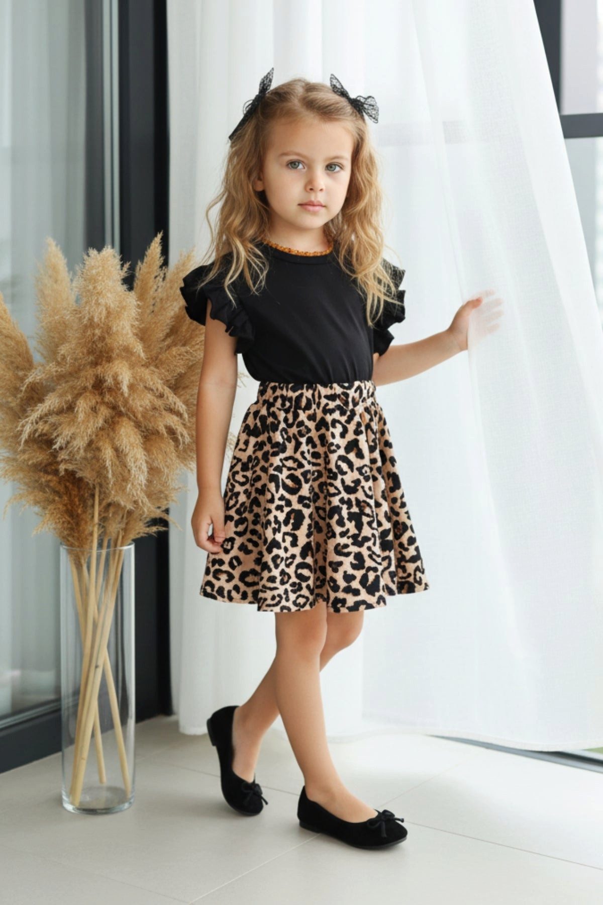 Parla Kids Sommerkleid Kurzärmeliges Kleid mit Leopardenmuster, Rüschensaum und Haarspange Leopardenmuster - Haarspangen mit Spitzendetails - Rüschensaum
