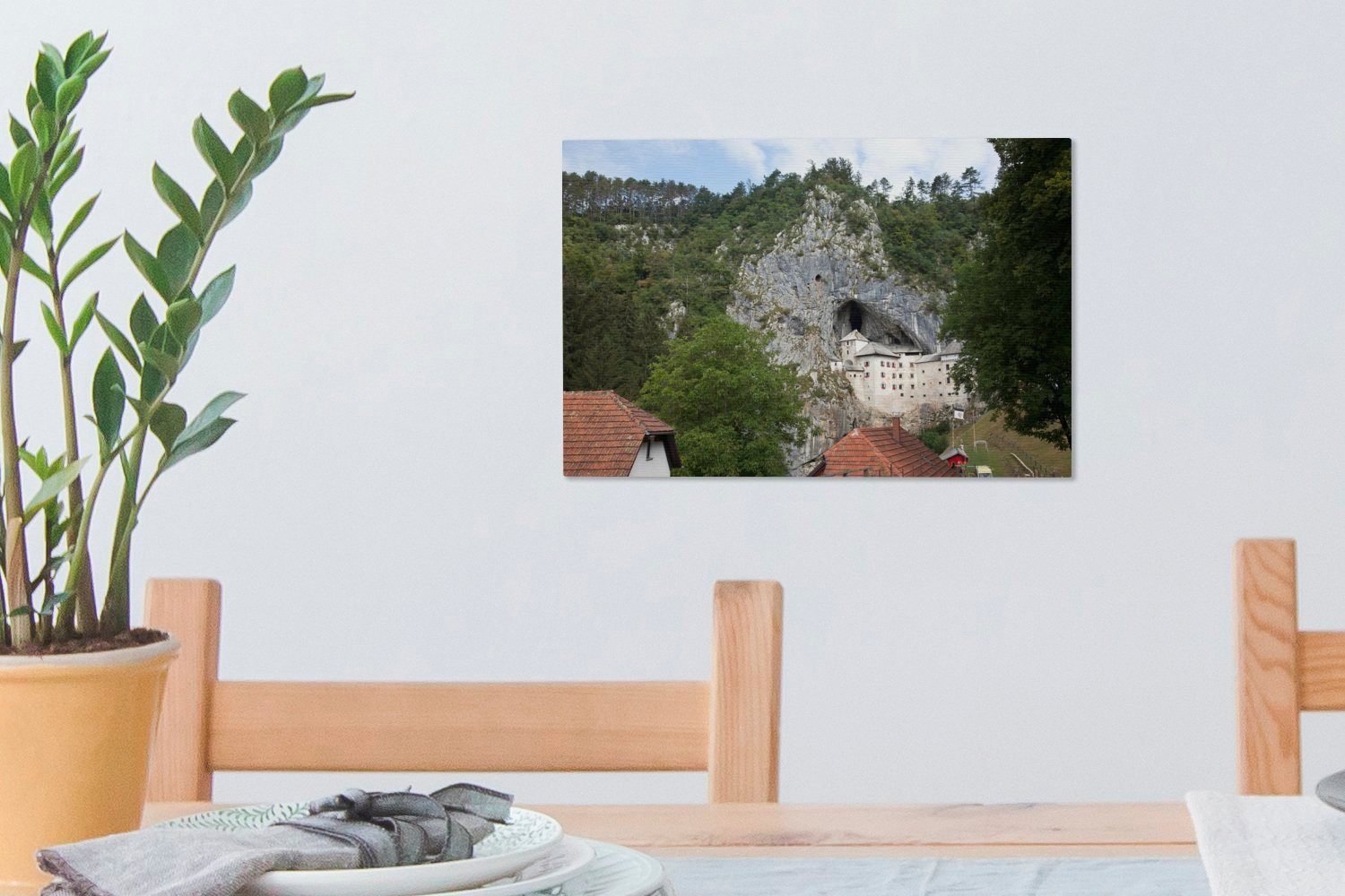 Leinwandbilder, mit OneMillionCanvasses® Wandbild Predjama Blick Grad cm Aufhängefertig, auf Slowenien, Wanddeko, 30x20 Landschaft die in St), (1 Leinwandbild