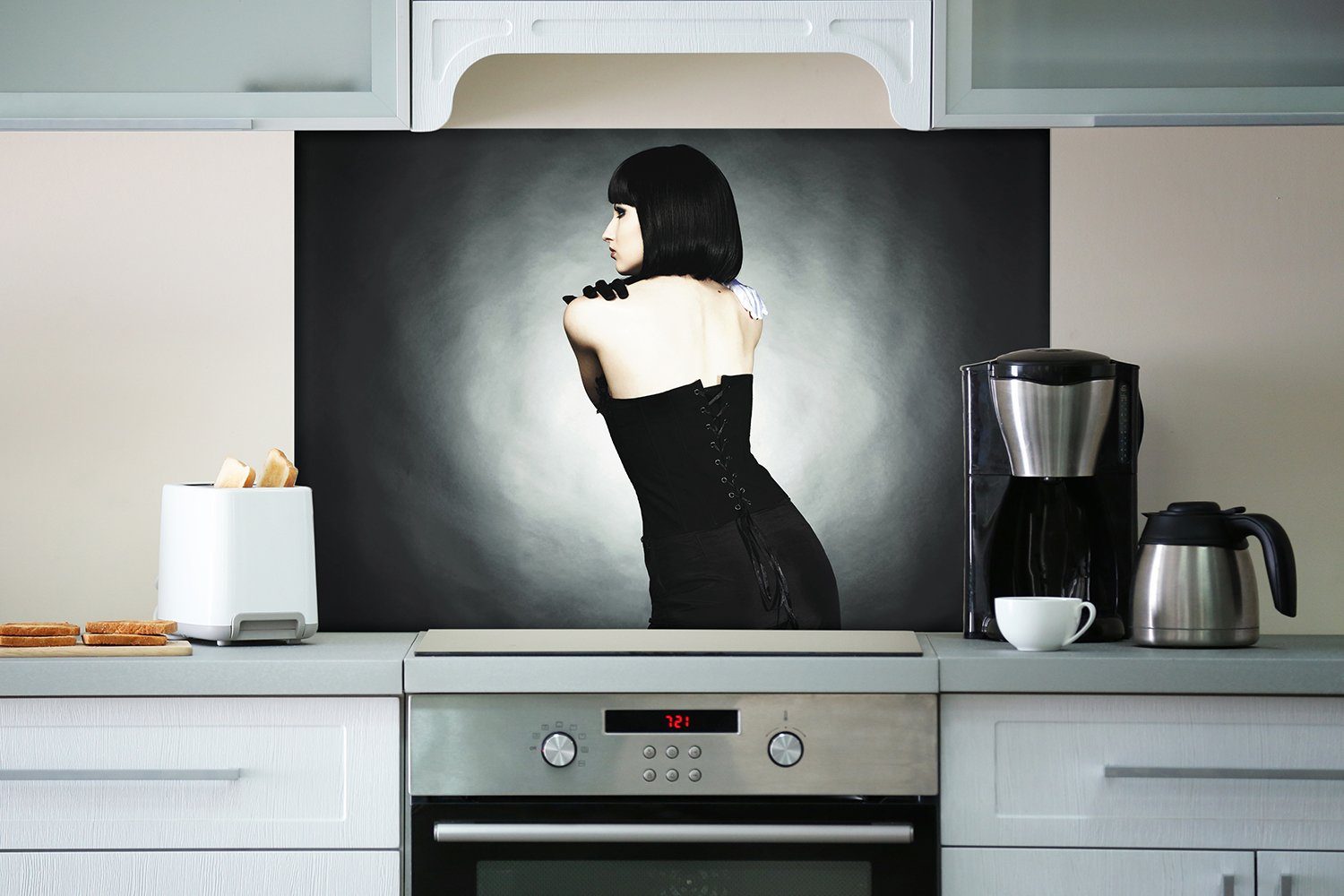 Rücken, im ihren Küchenrückwand Frau (1-tlg) Schöne Kleid Wallario zeigt schwarzen