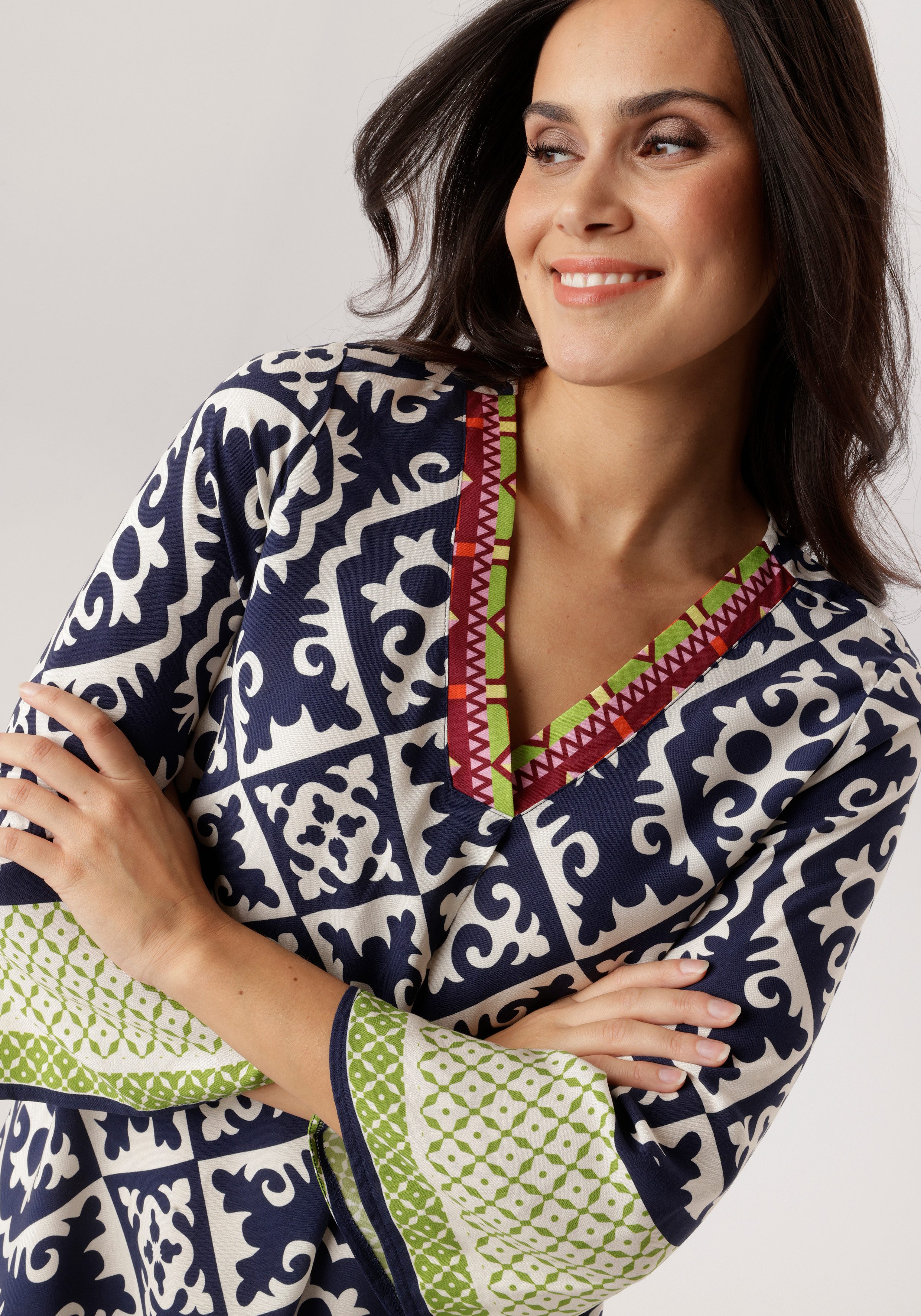 Aniston SELECTED Blusenkleid mit stylischem, ornamentalem Allover-Druck - NEUE KOLLEKTION