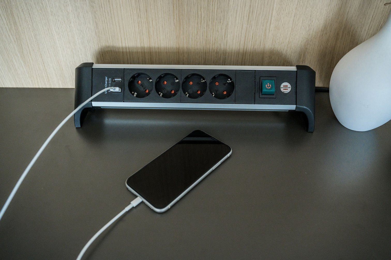 Brennenstuhl Alu-Office-Line Steckdosenleiste 4-fach (Ein- / Ausschalter, USB-Anschlüsse, Kabellänge 1,8 m), mit USB und Schalter