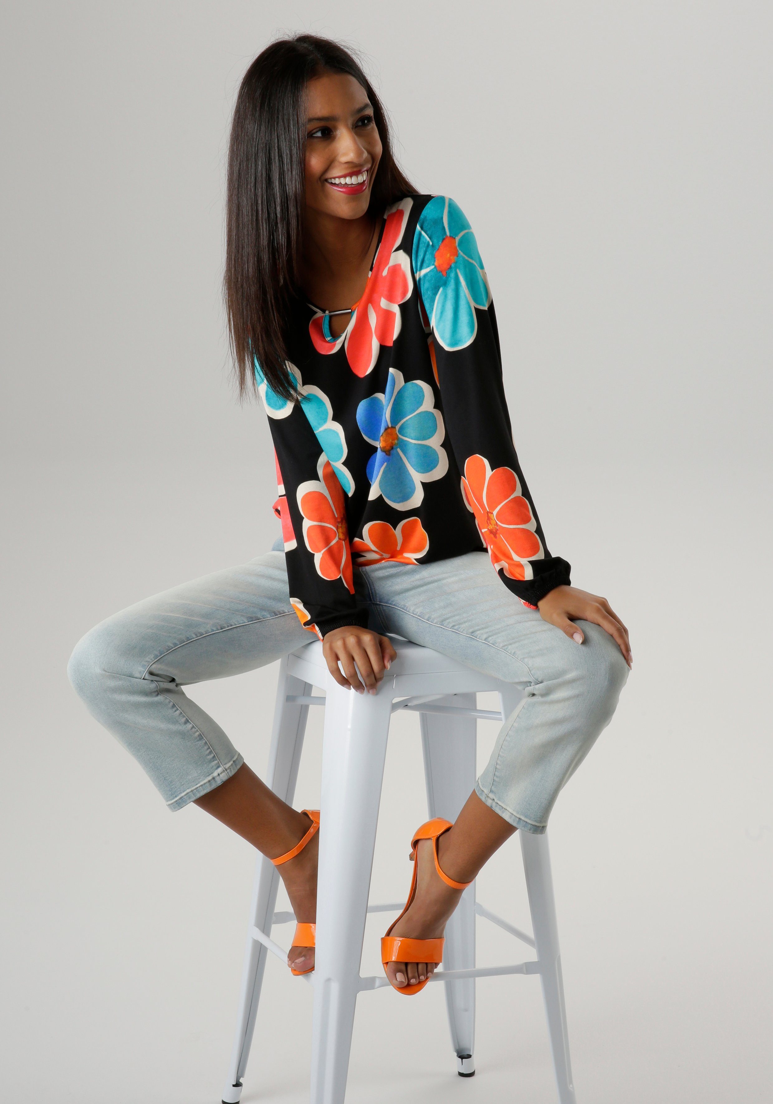 Aniston SELECTED Langarmshirt mit Cut-out und farbenfrohem Blütendruck