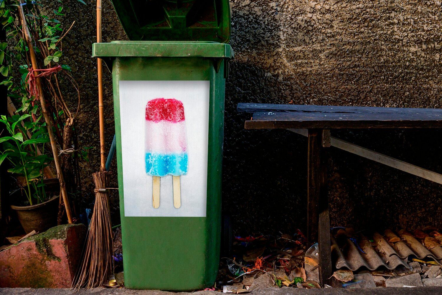 Container, St), Rot, Wandsticker MuchoWow Mülltonne, (1 Speiseeis Sticker, Mülleimer-aufkleber, Abfalbehälter und gestreiftes blau weiß
