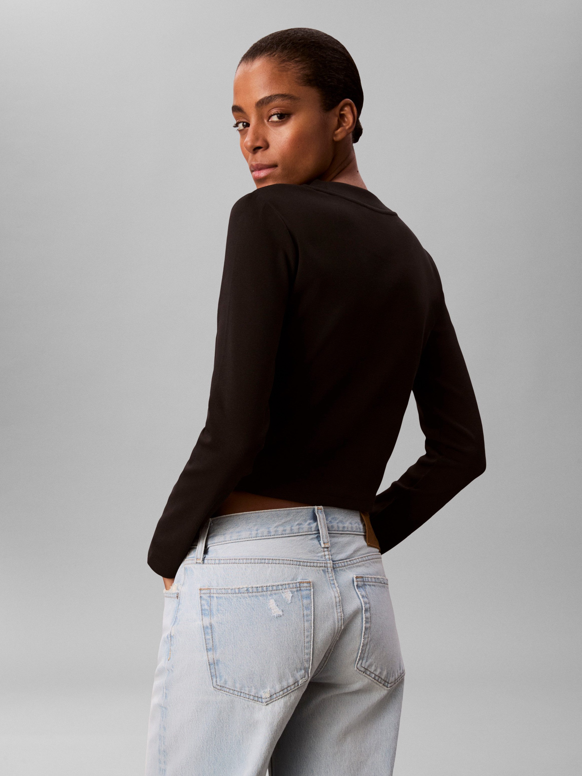 Calvin Klein Jeans Langarmshirt Rundhalsausschnitt, figurbetonte Passform, Logodruck – Bild 3 von 5