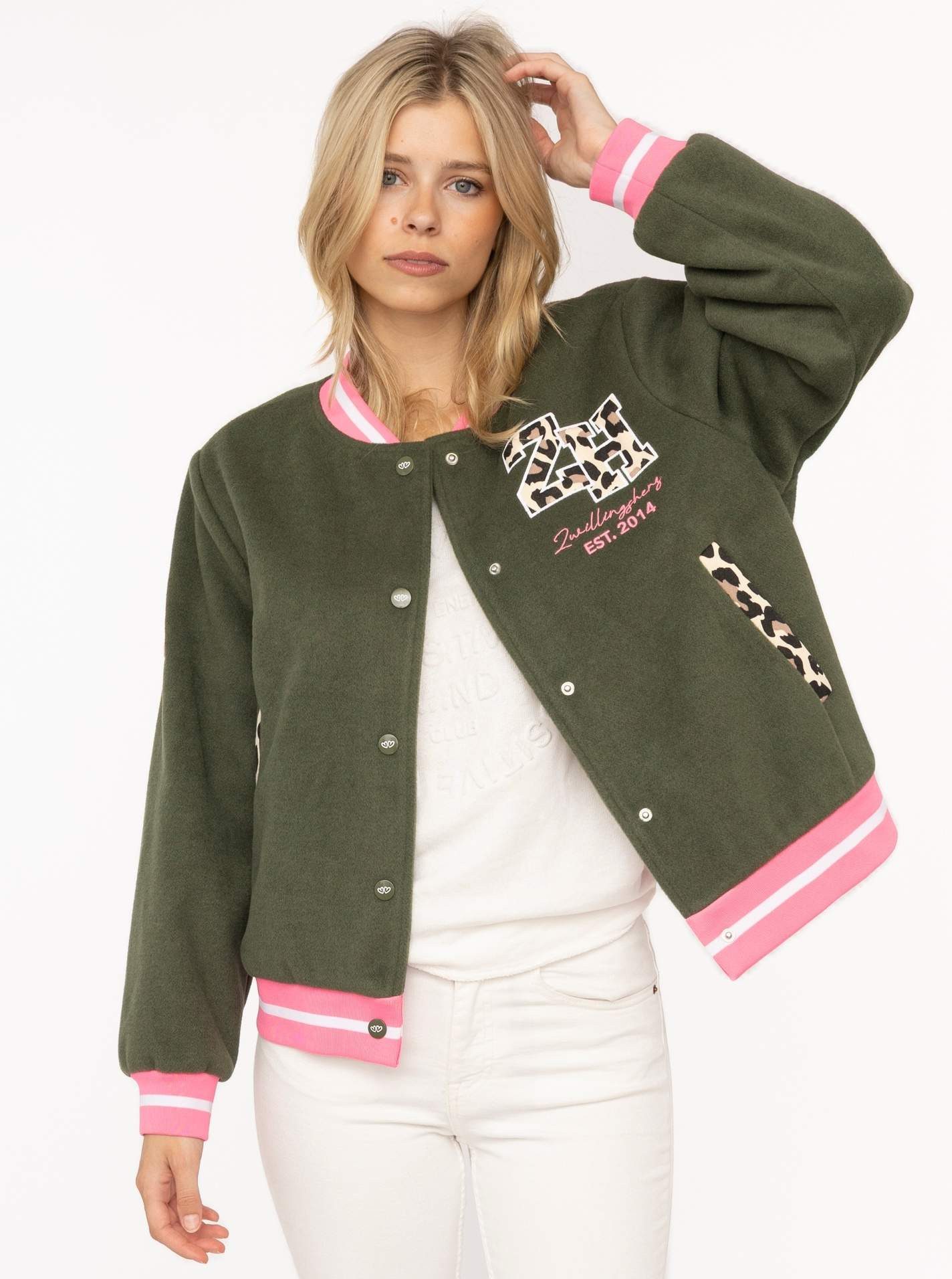 Zwillingsherz Bomberjacke „College Leo“ gestreifte Bündchen, Leodetails und Futter, Druckknopfleiste – Bild 2 von 5