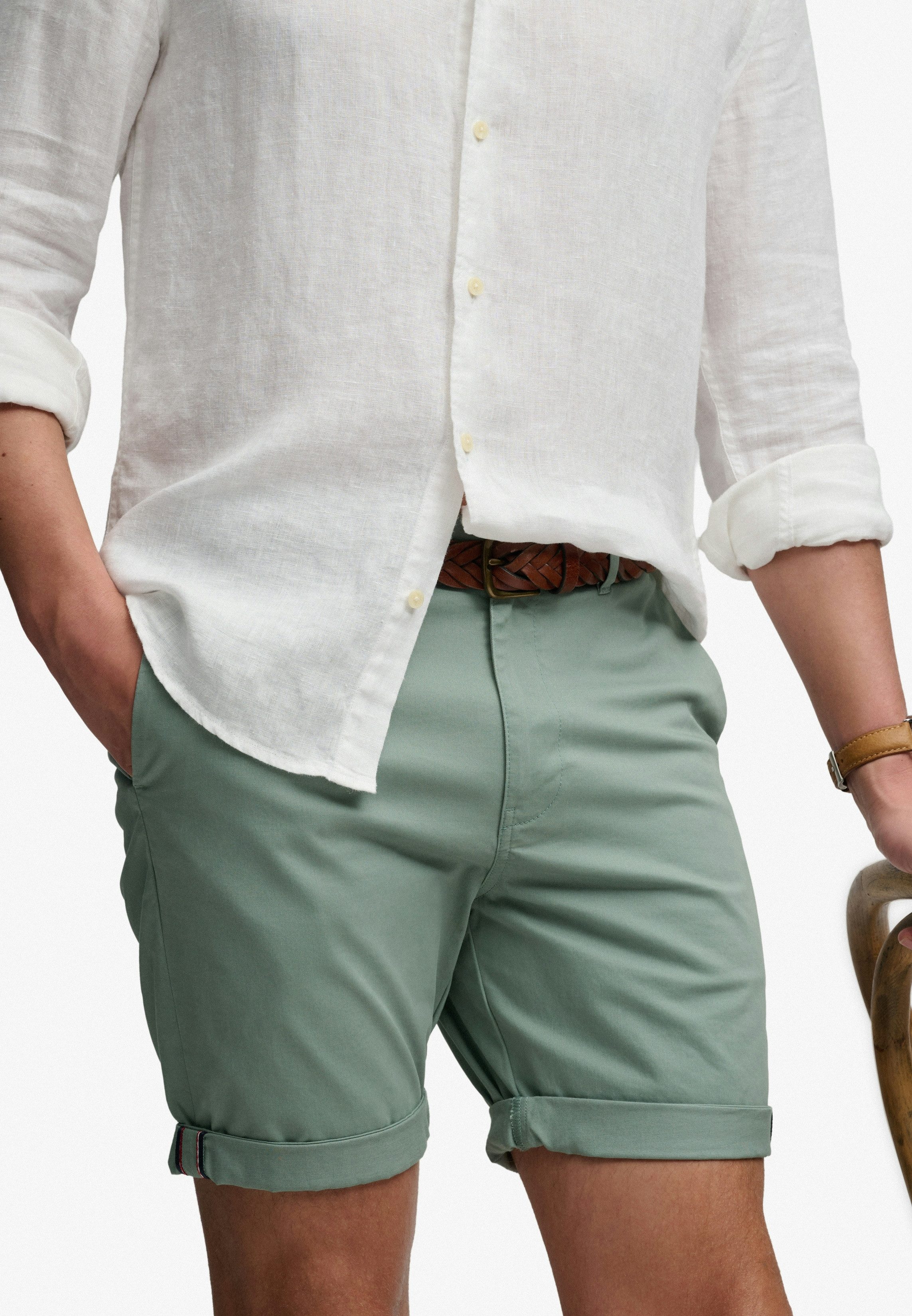 Superdry Chinoshorts PREMIUM REGULAR CHINO SHORT aus Baumwollmischung mit Elasthan, Relaxed Fit, unifarben, knielang
