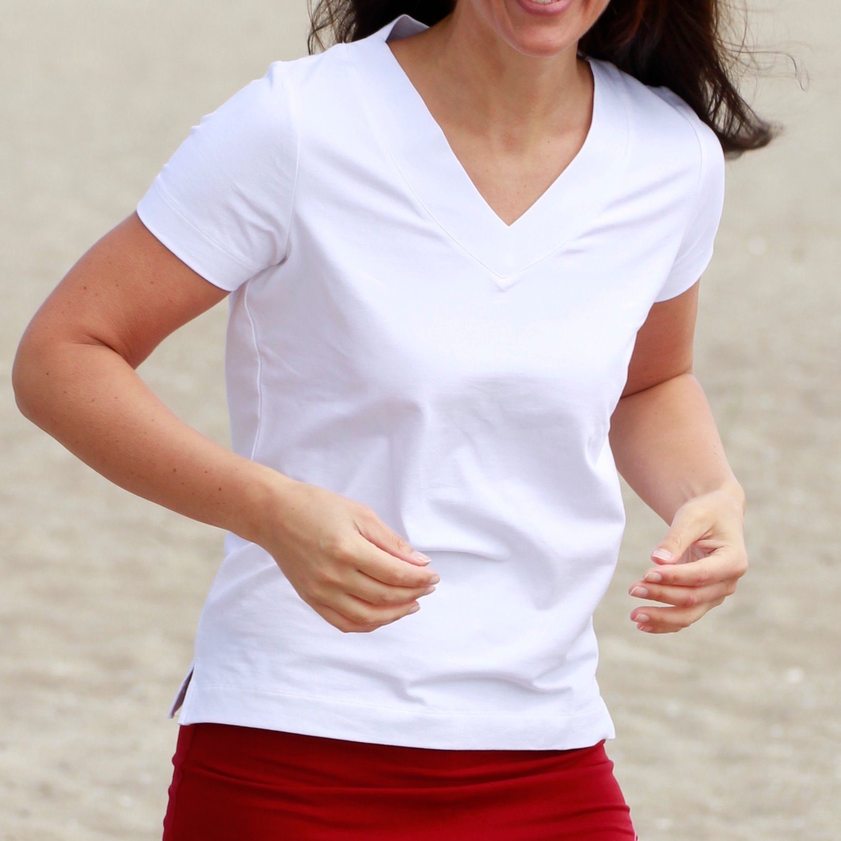 in Yoga unten V-Shirt kurzen V-Shirt Bio-Baumwolle Farishta Schneeweiß Ärmeln, geschlitzt Yogashirt mit ESPARTO