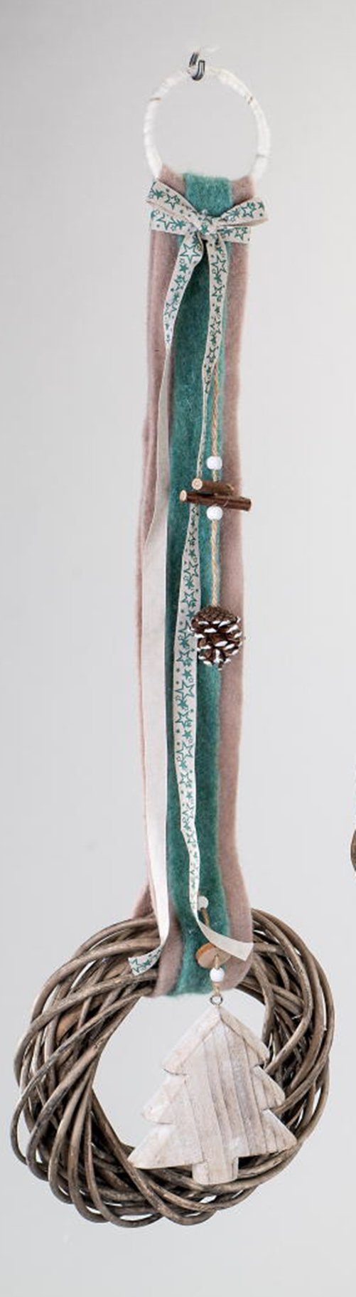 dekojohnson Hängedekoration Dekohänger aus Rattan mit eingehängtem Tannenbaum