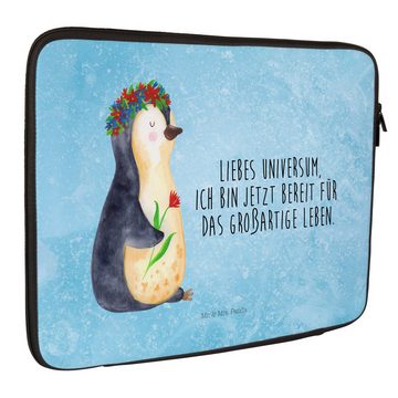 Mr. & Mrs. Panda Laptop-Hülle Pinguin Blumenkranz - Eisblau - Geschenk, Notebook Tasche, Lebenslust