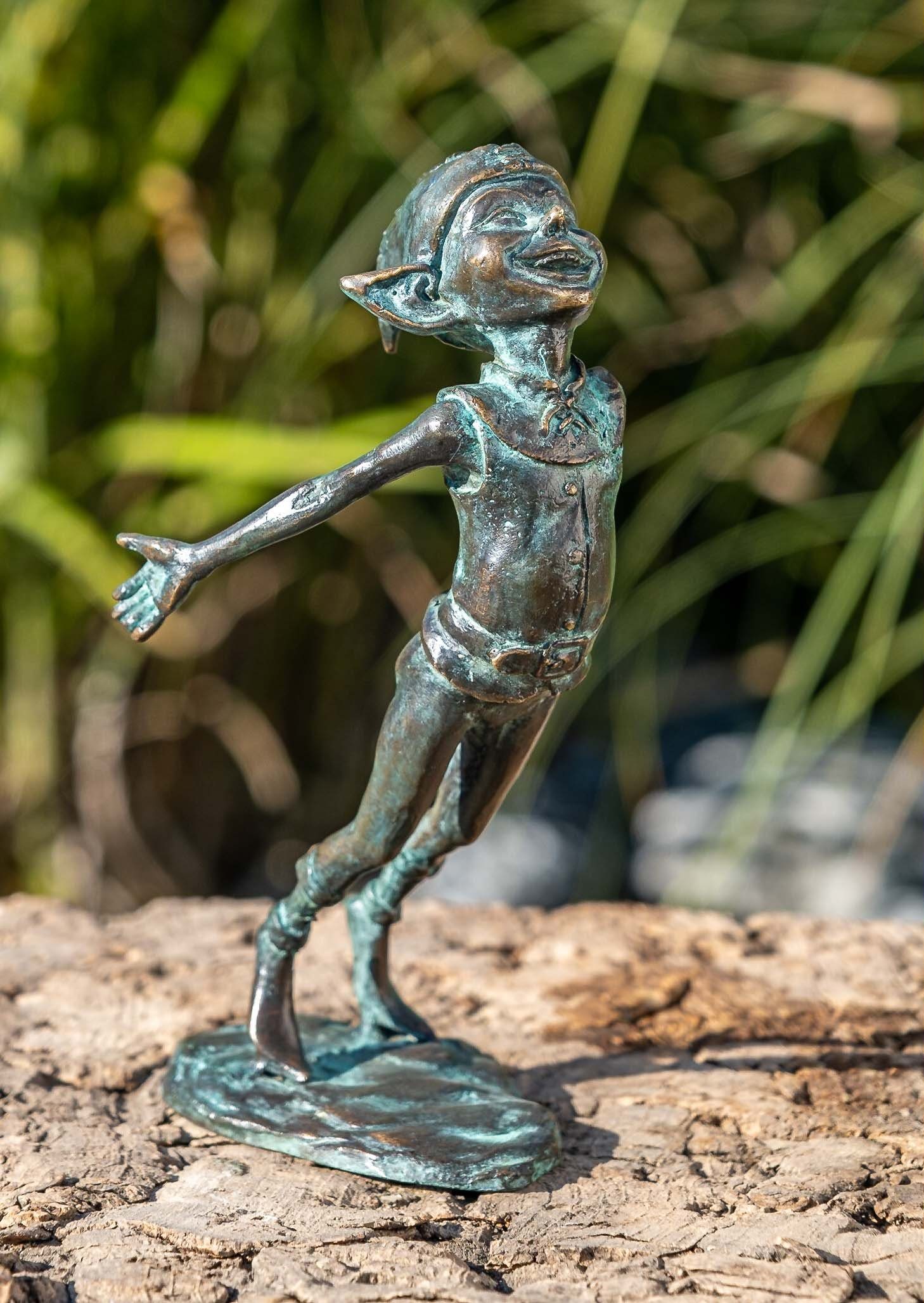 IDYL Dekofigur IDYL Bronze-Skulptur Elf stehend, Bronze – sehr robust – Langlebig – witterungsbeständig gegen Frost, Regen und UV-Strahlung. Die Modelle werden in Wachsausschmelzverfahren in Bronze gegossen und von Hand patiniert.