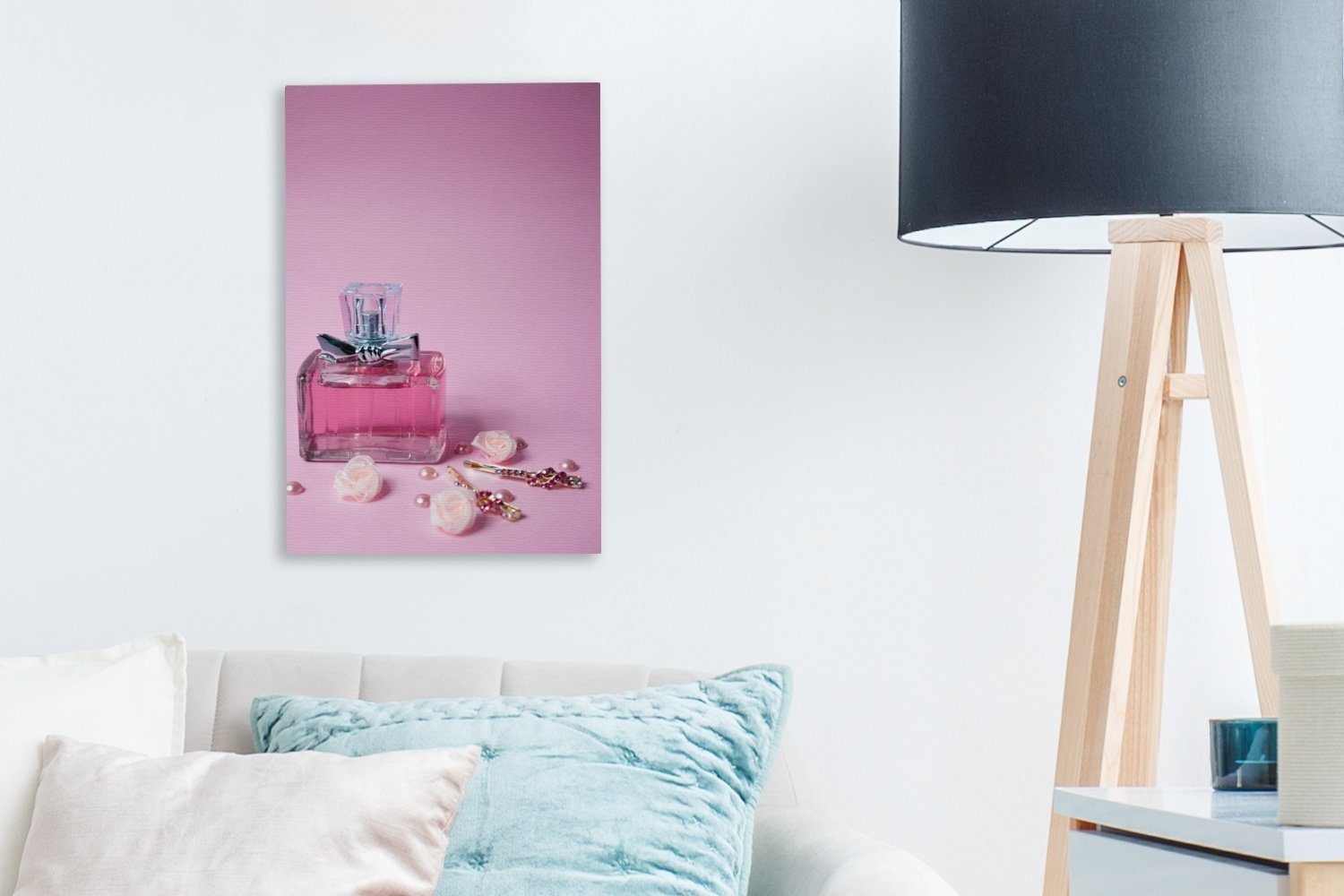 OneMillionCanvasses® Leinwandbild Eine Flasche Zackenaufhänger, bespannt fertig 20x30 Gemälde, inkl. cm Leinwandbild rosa Parfüm, (1 St)