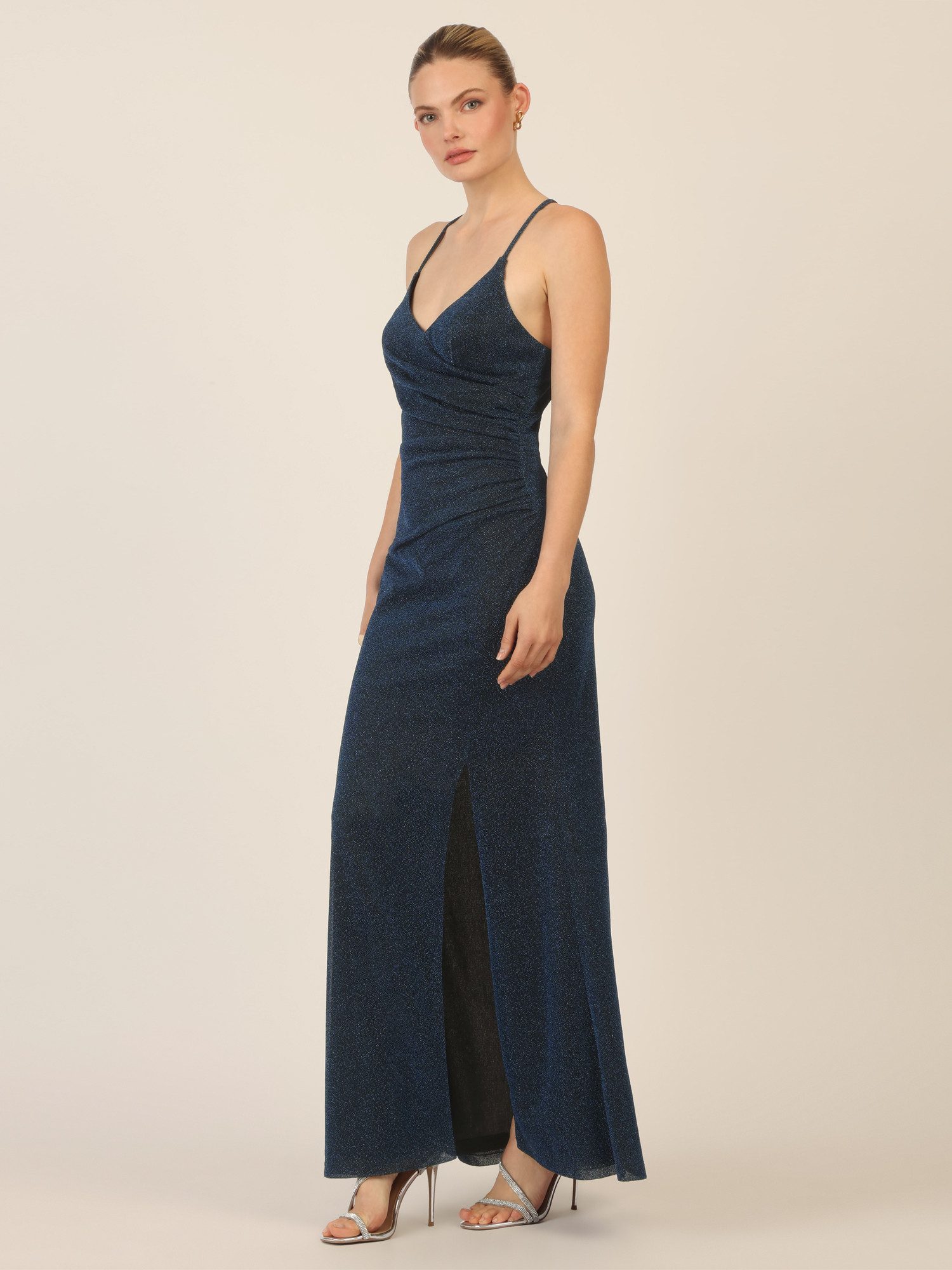 Apart Abendkleid mit schmalen verstellbaren Trägern, hinten gekreuzt