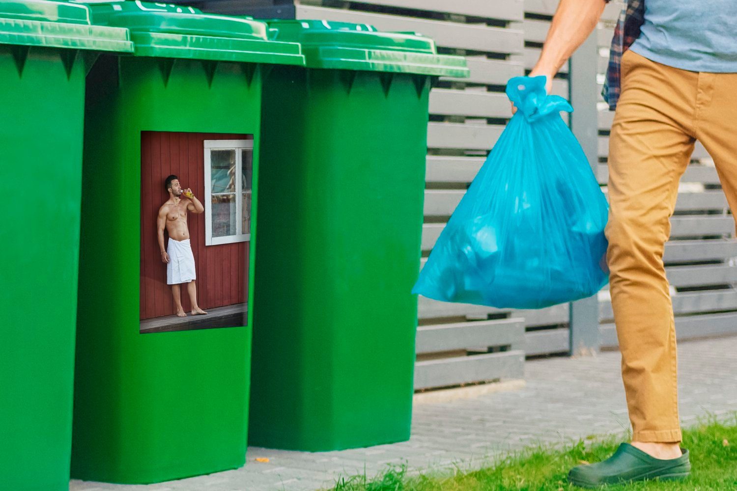 Container, Taille Wandsticker MuchoWow mit Mann muskulöser Sticker, Ein um Mülltonne, Handtuch Mülleimer-aufkleber, St), seine Abfalbehälter (1 einem