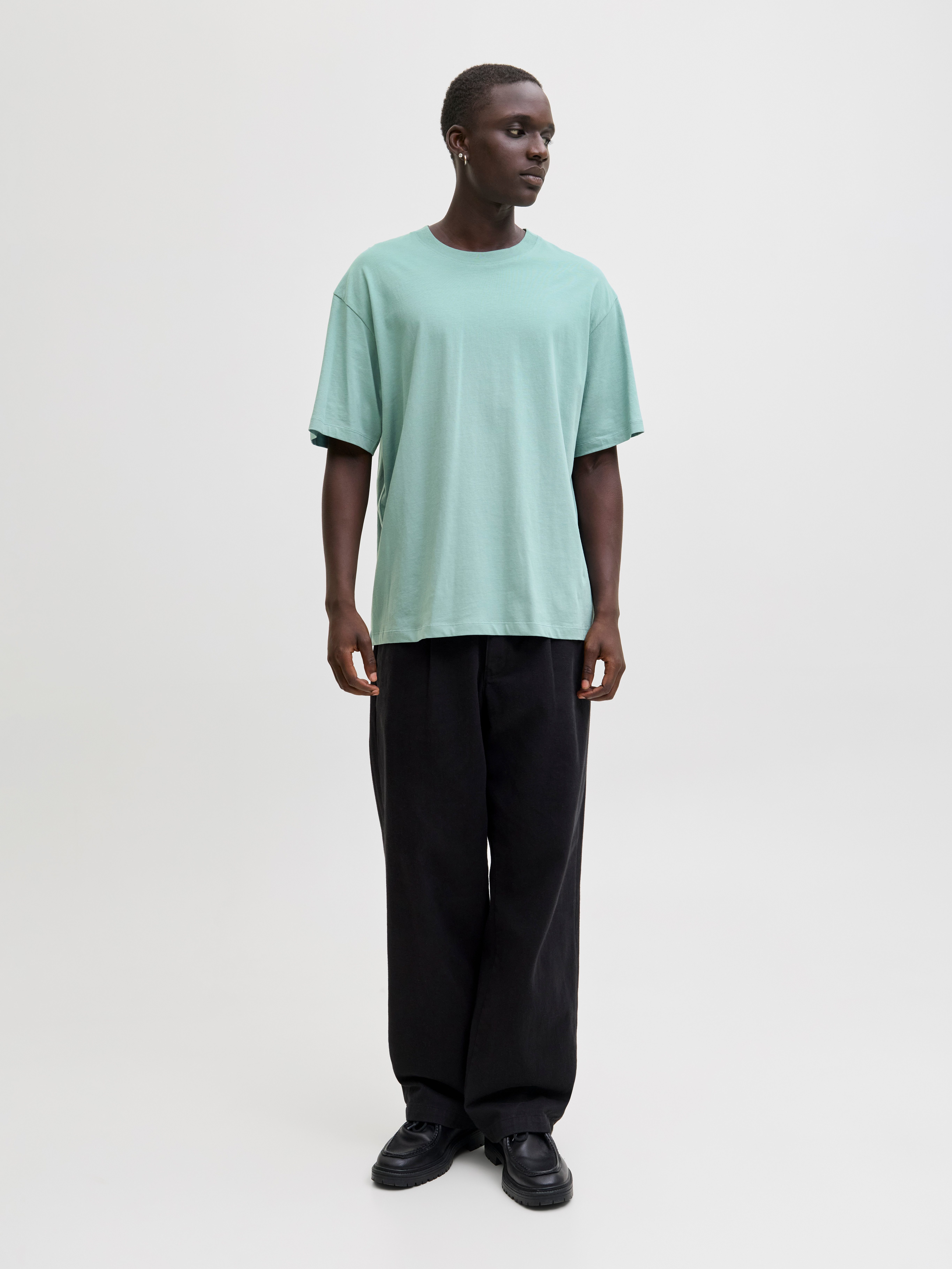 Jack & Jones Oversize-Shirt JJEBRADLEY Oversize T-Shirt mit klassischem Rundhalsausschnitt mit gekämmten Jersey – Bild 4 von 5