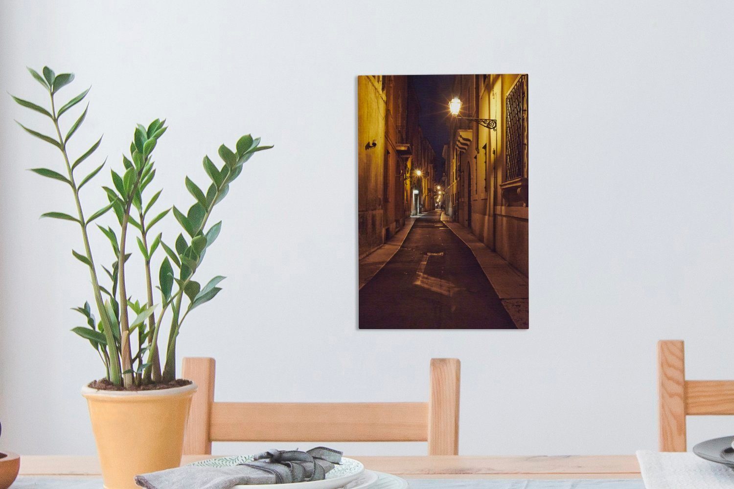 OneMillionCanvasses® Leinwandbild Enge Straße in Zackenaufhänger, (1 in Italien, Leinwandbild Verona, Gemälde, 20x30 St), inkl. cm fertig Abenddämmerung, bespannt der