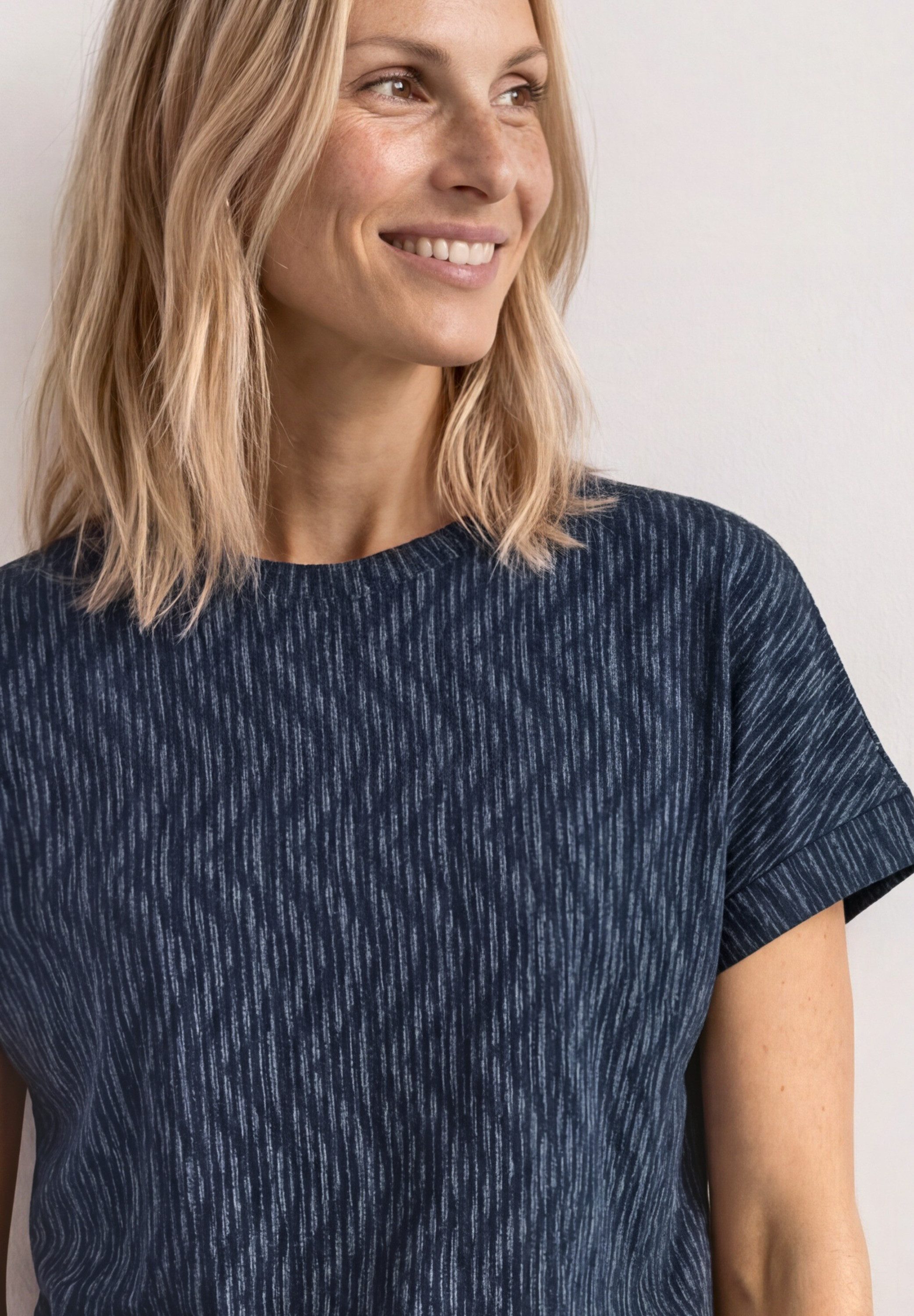 STREET ONE Kurzarmshirt Sommershirt mit Glitzer und grafischem Muster – Bild 3 von 5
