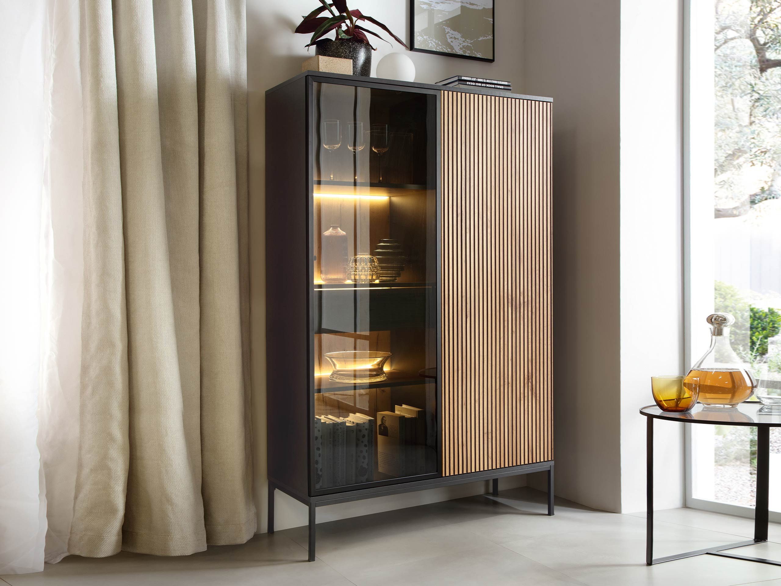 MIRJAN24 Vitrine Sento WTSZ104 (mit 2-Drehtüren und Schublade) mit LED-Bele günstig online kaufen