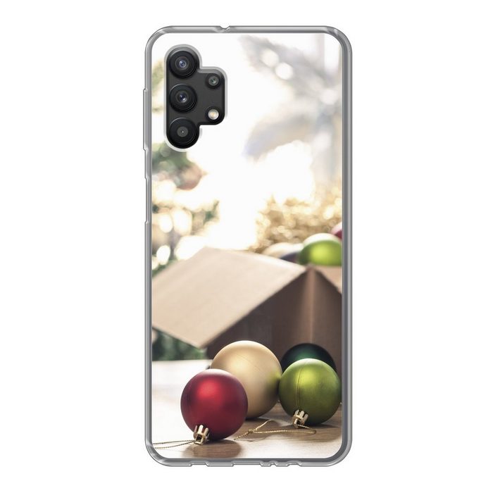 MuchoWow Handyhülle Der Weihnachtsschmuck mit einem Weihnachtsbaum im Hintergrund Handyhülle Samsung Galaxy A32 5G Smartphone-Bumper Print Handy