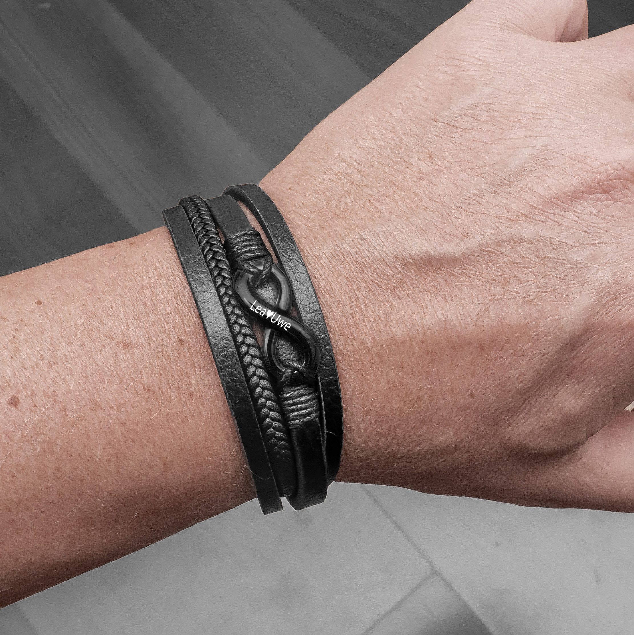 UNIQAL.de Lederarmband Unisex Schwarz & Silber mit Unendlichkeit Symbol – „NICE INFINITY“ (Elegant verarbeitet, langlebig und angenehm zu tragen – das ideale Geschenk für Männer & Frauen., Echtleder, Edelstahl, Magnetverschluss mit Verlängerungsglied), Handgefertigt in Deutschland
