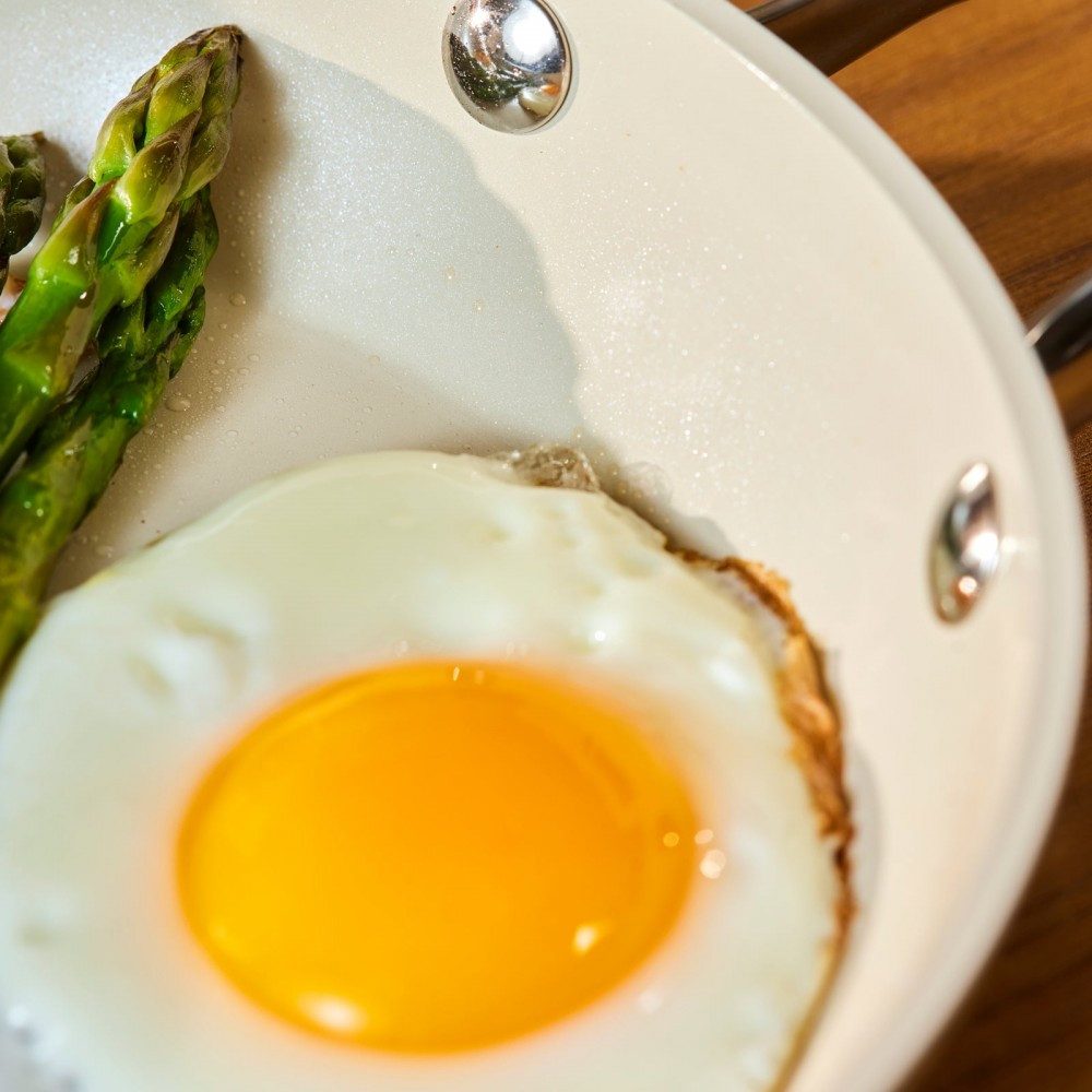 Karaca Servierpfanne Karaca Swiss Crystal Almond Cream Handle Flache Pfanne 20 cm