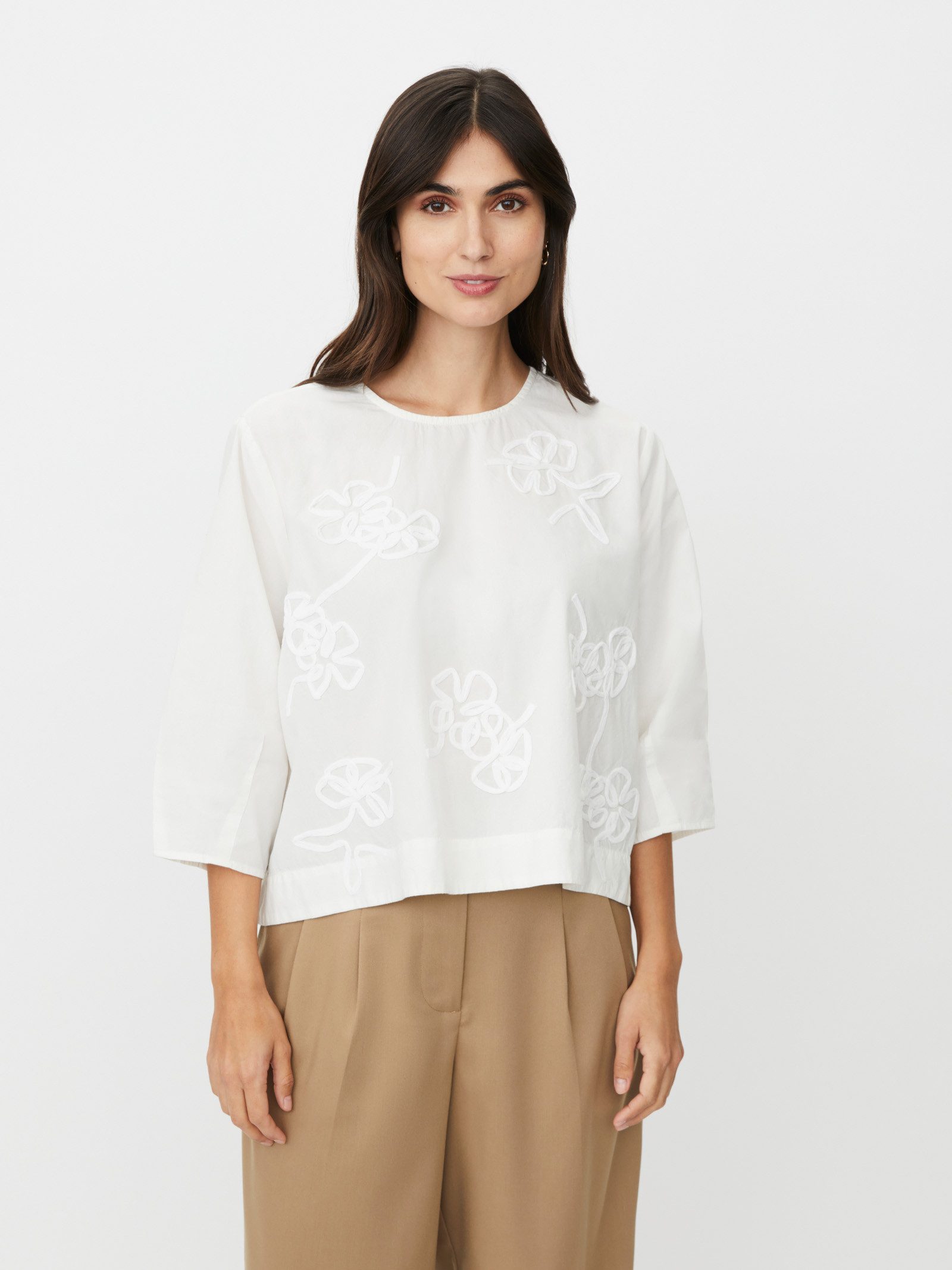 Masai T-Shirt MaDrenithra gestickte Blumendetails, luftige Qualität