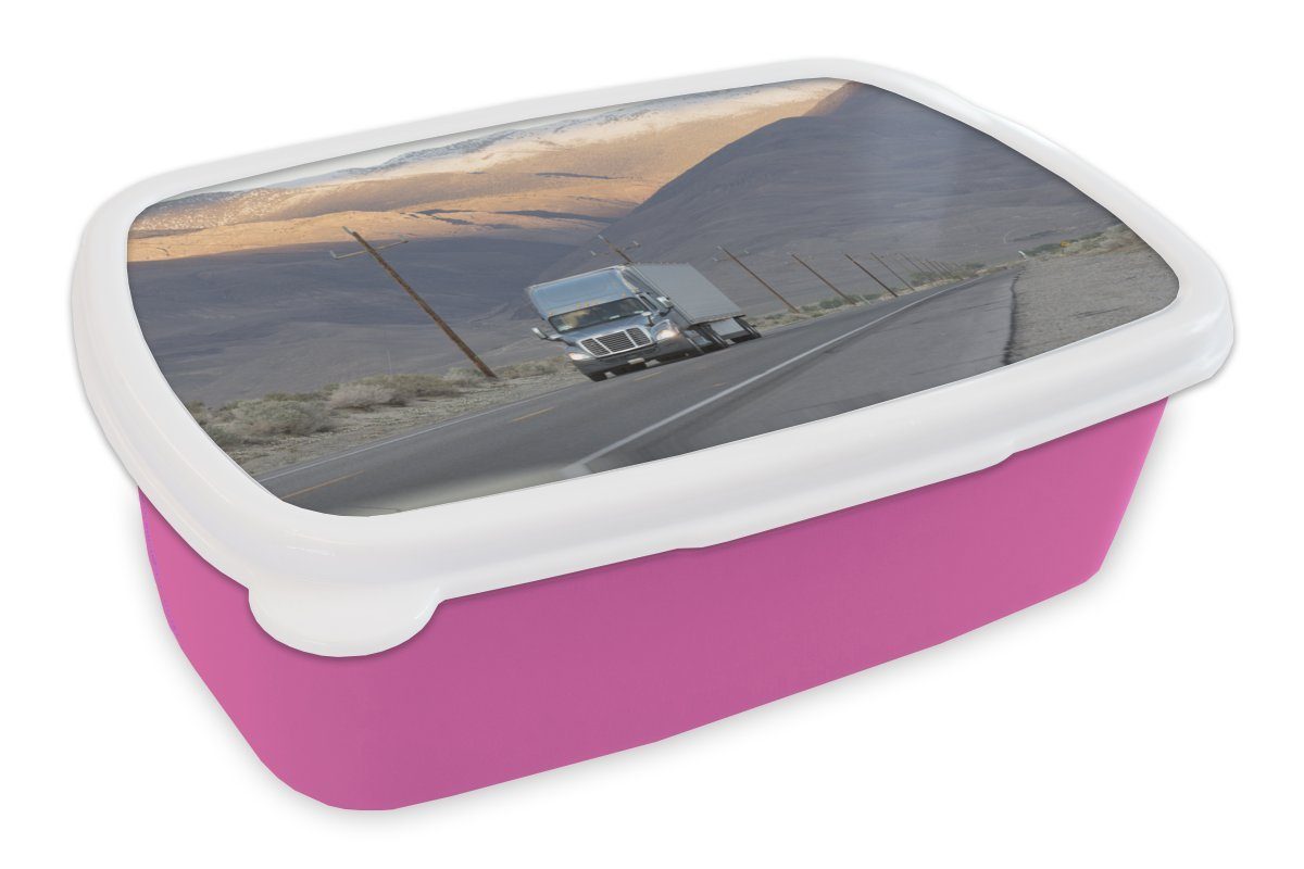 MuchoWow Lunchbox Lastwagen zwischen den Bergen, Kunststoff, (2-tlg), Brotbox für Erwachsene, Brotdose Kinder, Snackbox, Mädchen, Kunststoff rosa