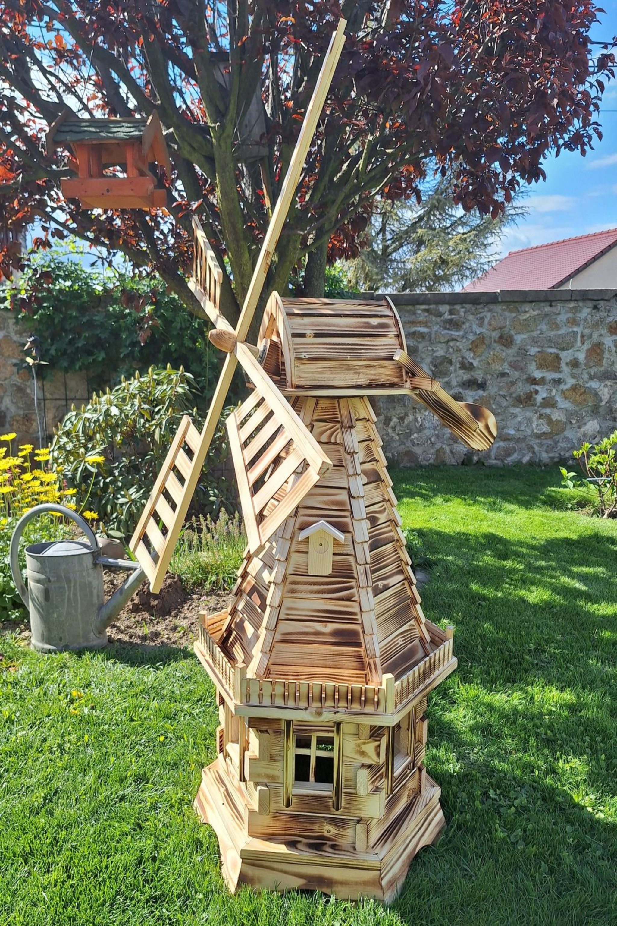 Holzdekoladen Deko-Windrad 6-eckige Gartenwindmühle aus Holz 145 cm – mit weißer Solarbeleuchtung