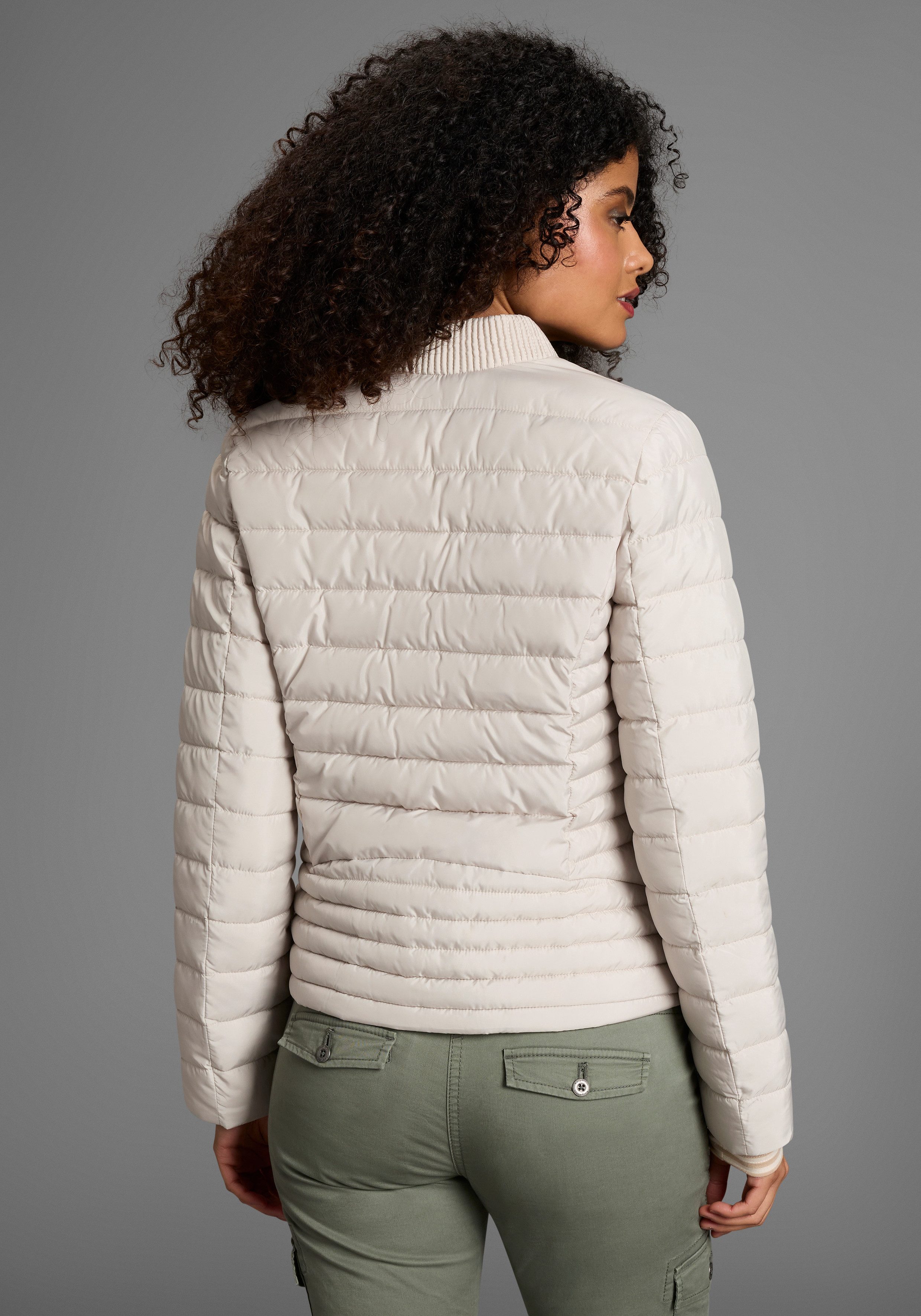 KangaROOS Steppjacke Übergangsjacke, figurbetonter Schnitt, hüftlange Passform