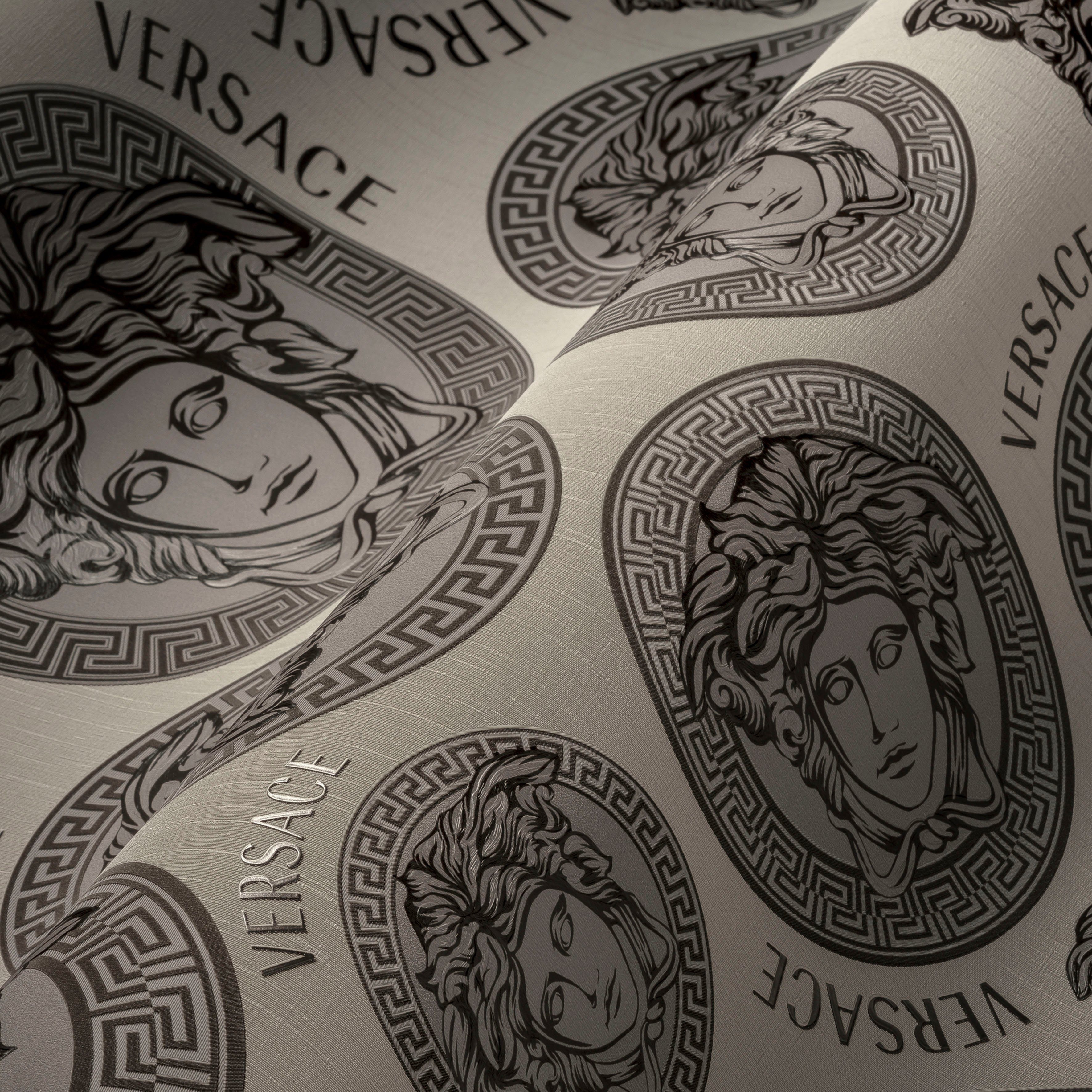Versace Vliestapete Wallpaper beige/grau glänzend, Designertapete strukturiert, Medusakopf, leicht Versace 5 leicht St), (1