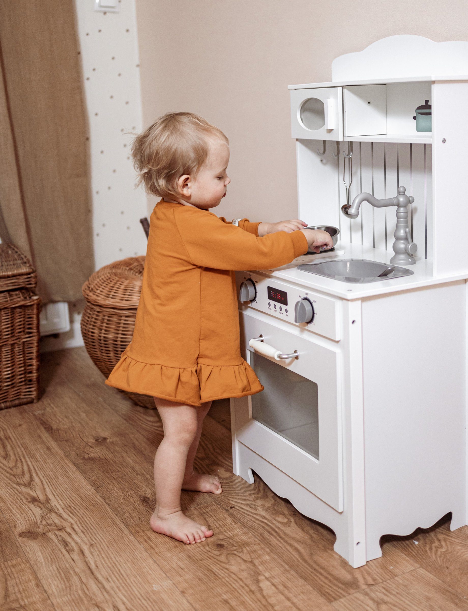 Mamabrum Spielküche Weiße Holzküche mit Schürze, günstig online kaufen