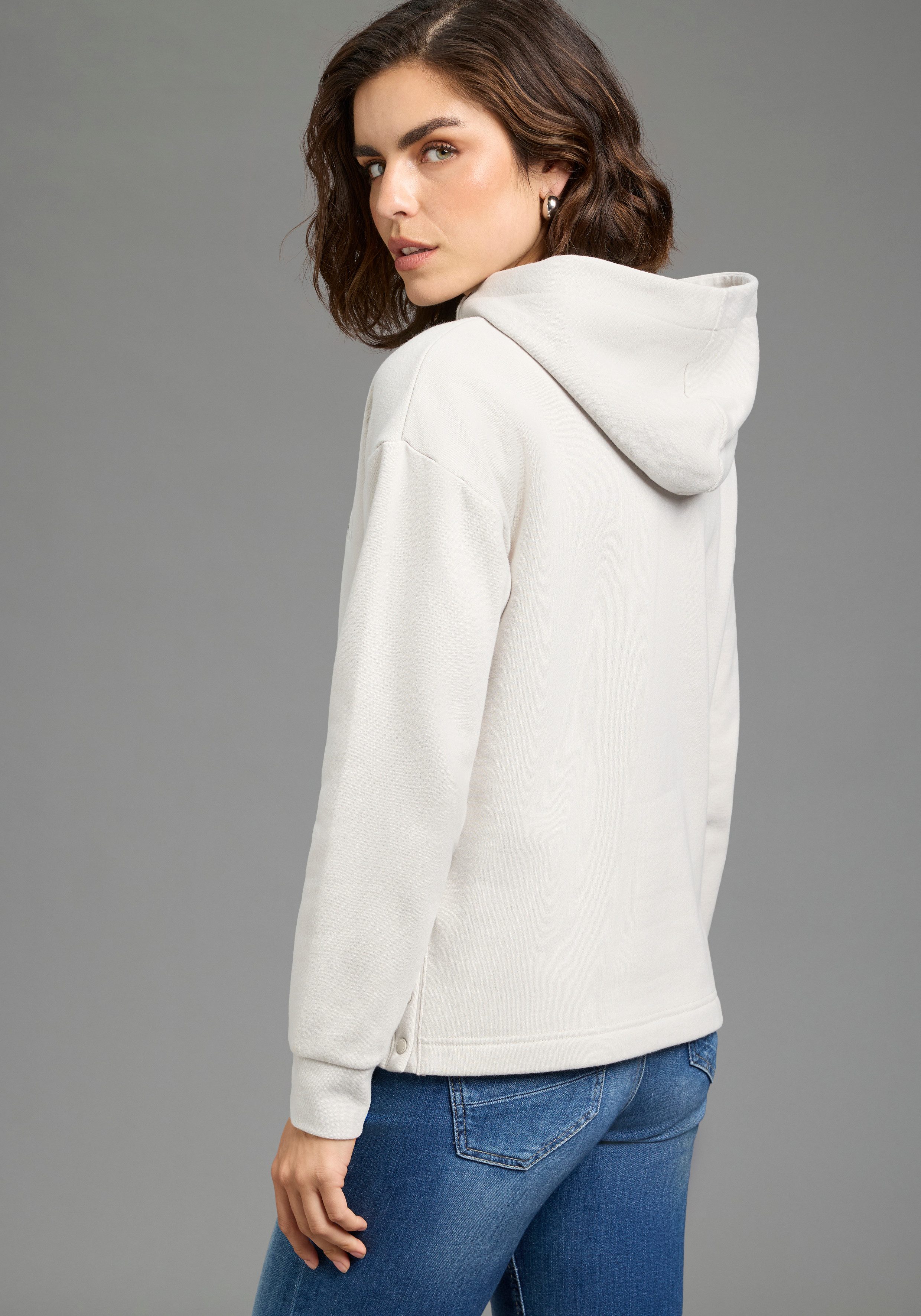 KangaROOS Kapuzensweatshirt mit Rippbündchen an Ärmeln und Saum, lässig geschnitten, hüftbedeckend. € 39,99, (€ 39,99 pro 1 Stk).