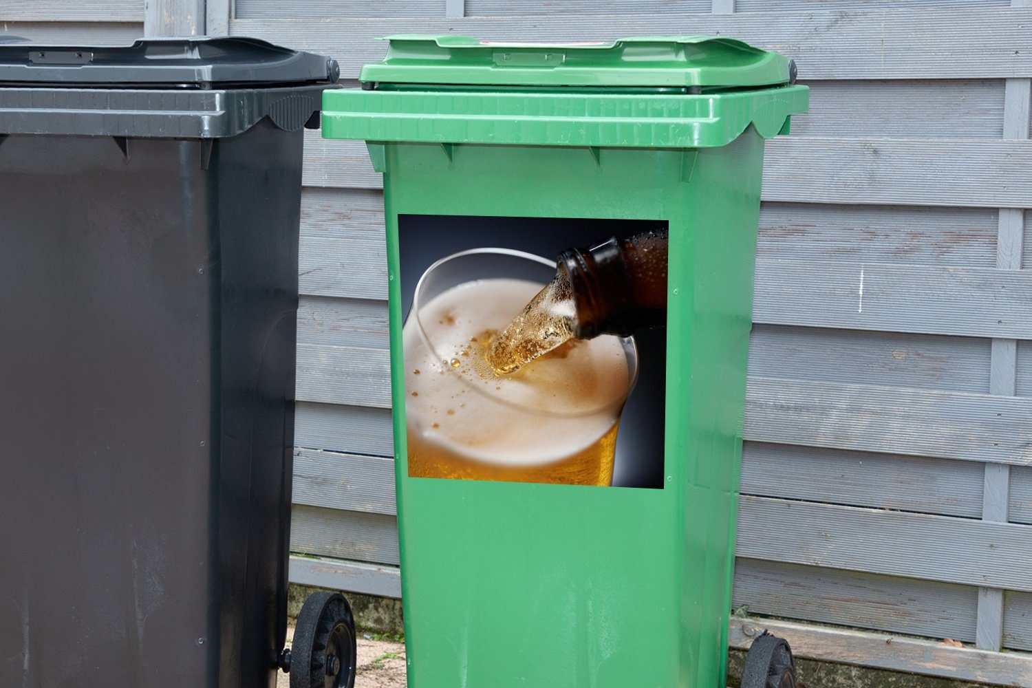 Sticker, Container, St), Mülleimer-aufkleber, (1 vor Bier Eingeschenktes Mülltonne, Abfalbehälter Wandsticker dunklen Hintergrund einem MuchoWow