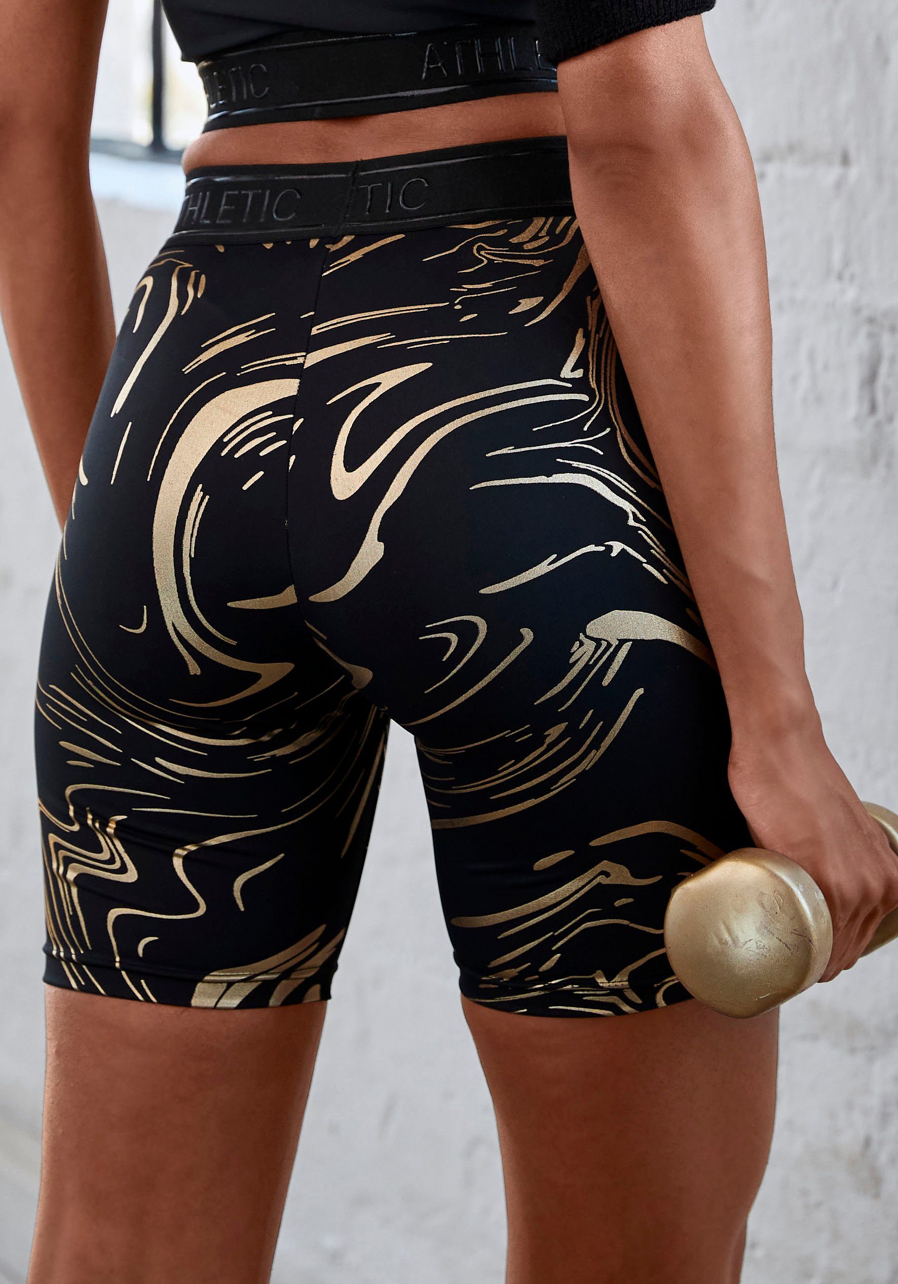 LASCANA ACTIVE Funktionsshorts mit glänzendem 3D Schriftzug auf dem Bund