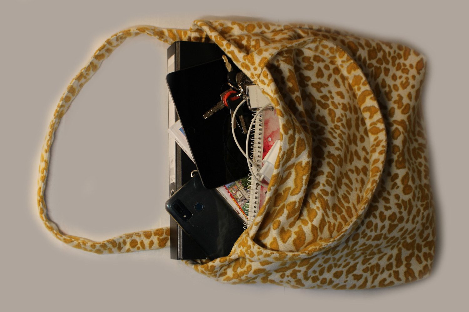Magma Heimtex Umhängetasche Tasche Leopardo Modischer Alltagsbegleiter mit viel Stauraum (1-tlg., LBH 48x12x36 cm)