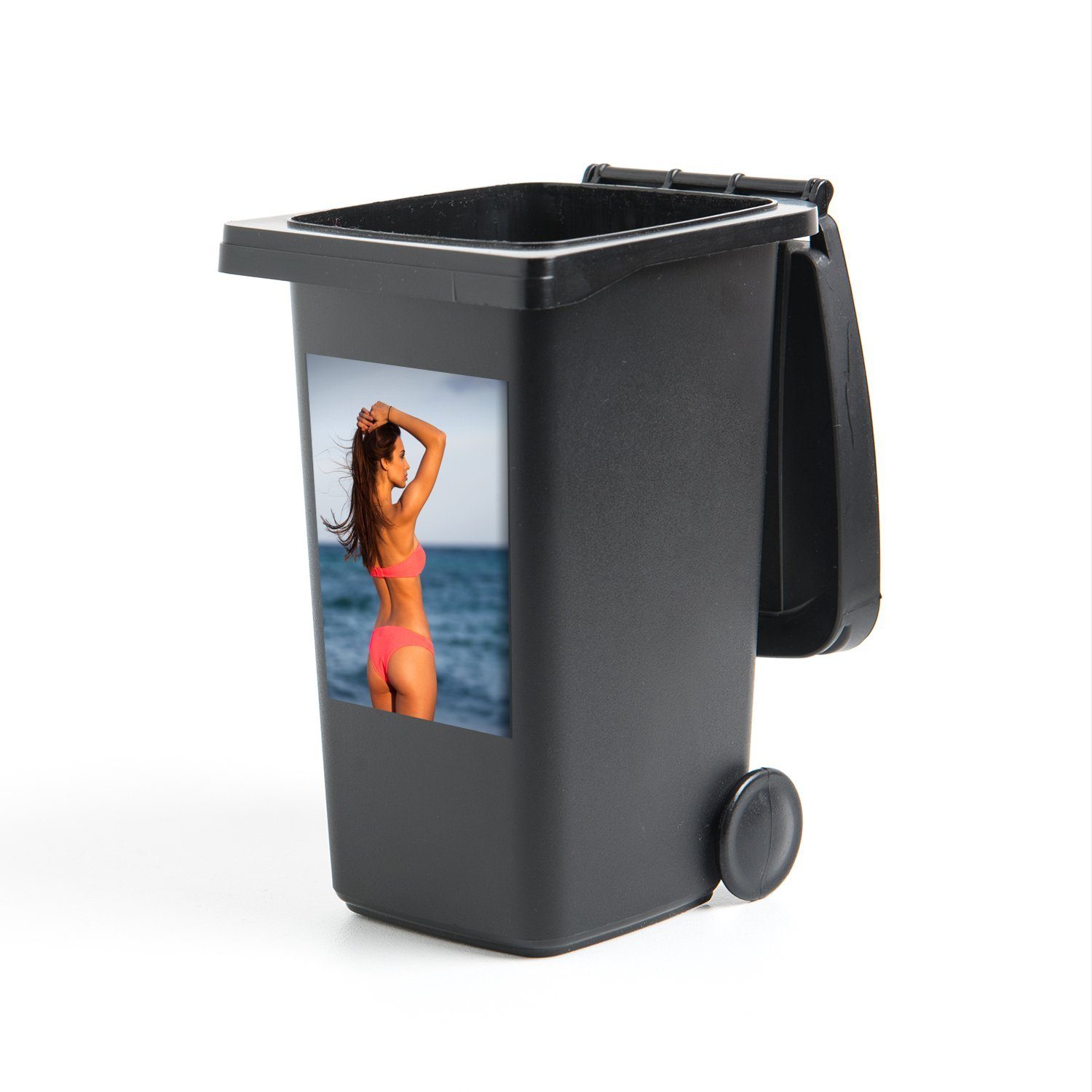 MuchoWow Wandsticker Junge Frau im Bikini am Strand (1 St), Mülleimer-aufkleber, Mülltonne, Sticker, Container, Abfalbehälter | Wandtattoos