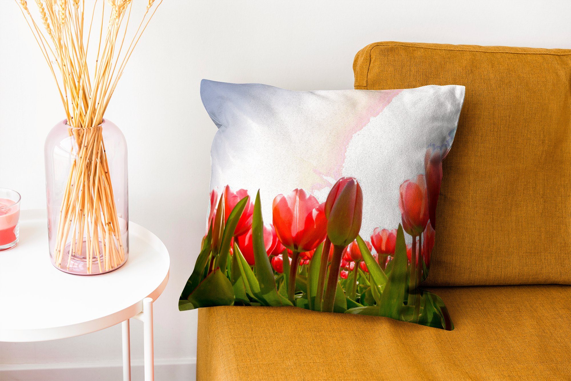 MuchoWow Dekokissen Rote Tulpen und Füllung Schlafzimmer, Wohzimmer, mit das Sofakissen Sonnenlicht, für Zierkissen Deko