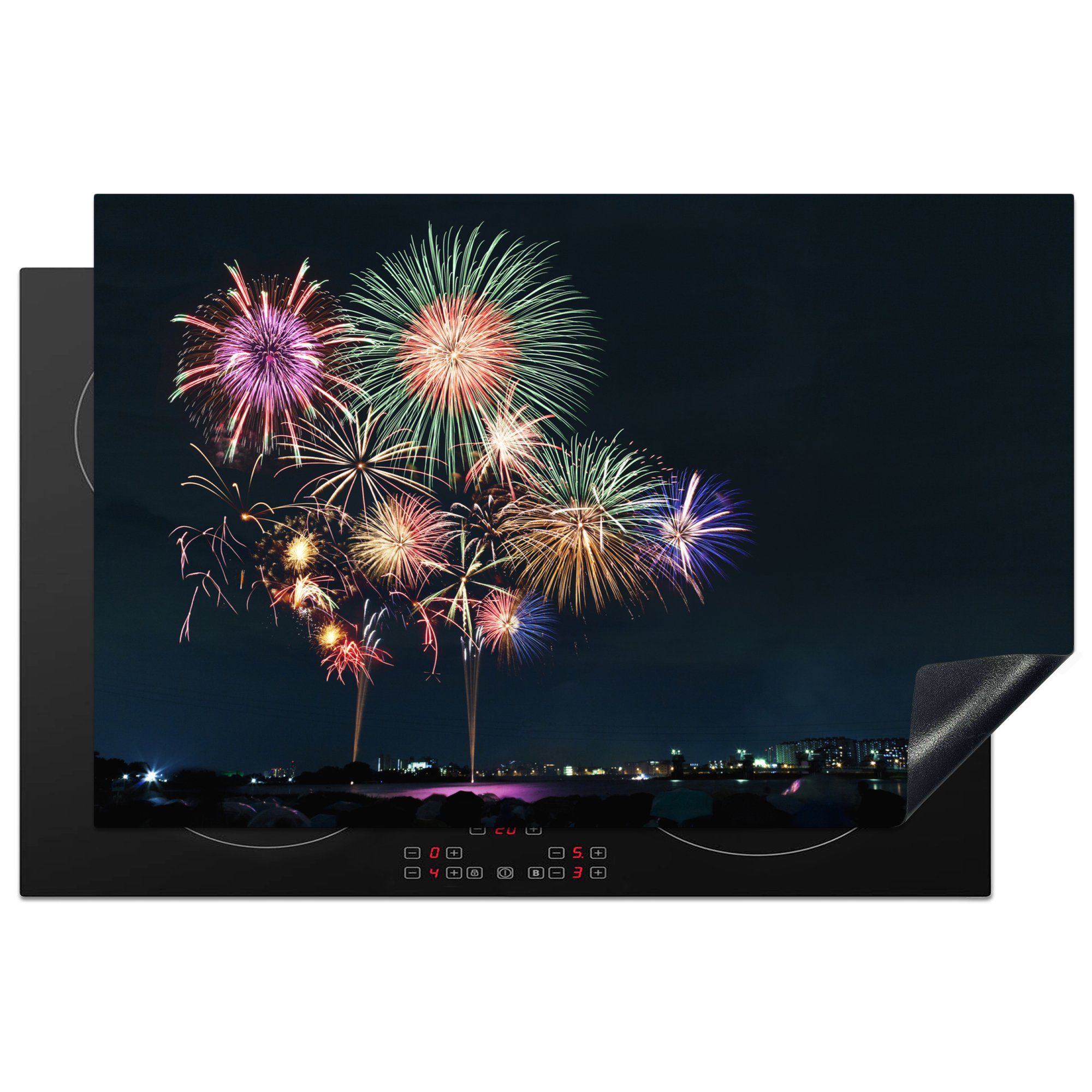 für die einer Vinyl, cm, (1 vom küche, Bild MuchoWow in Silvesternacht, Herdblende-/Abdeckplatte Feuerwerk der Schutz während Induktionskochfeld Ceranfeldabdeckung Stadt tlg), 81x52 Ein