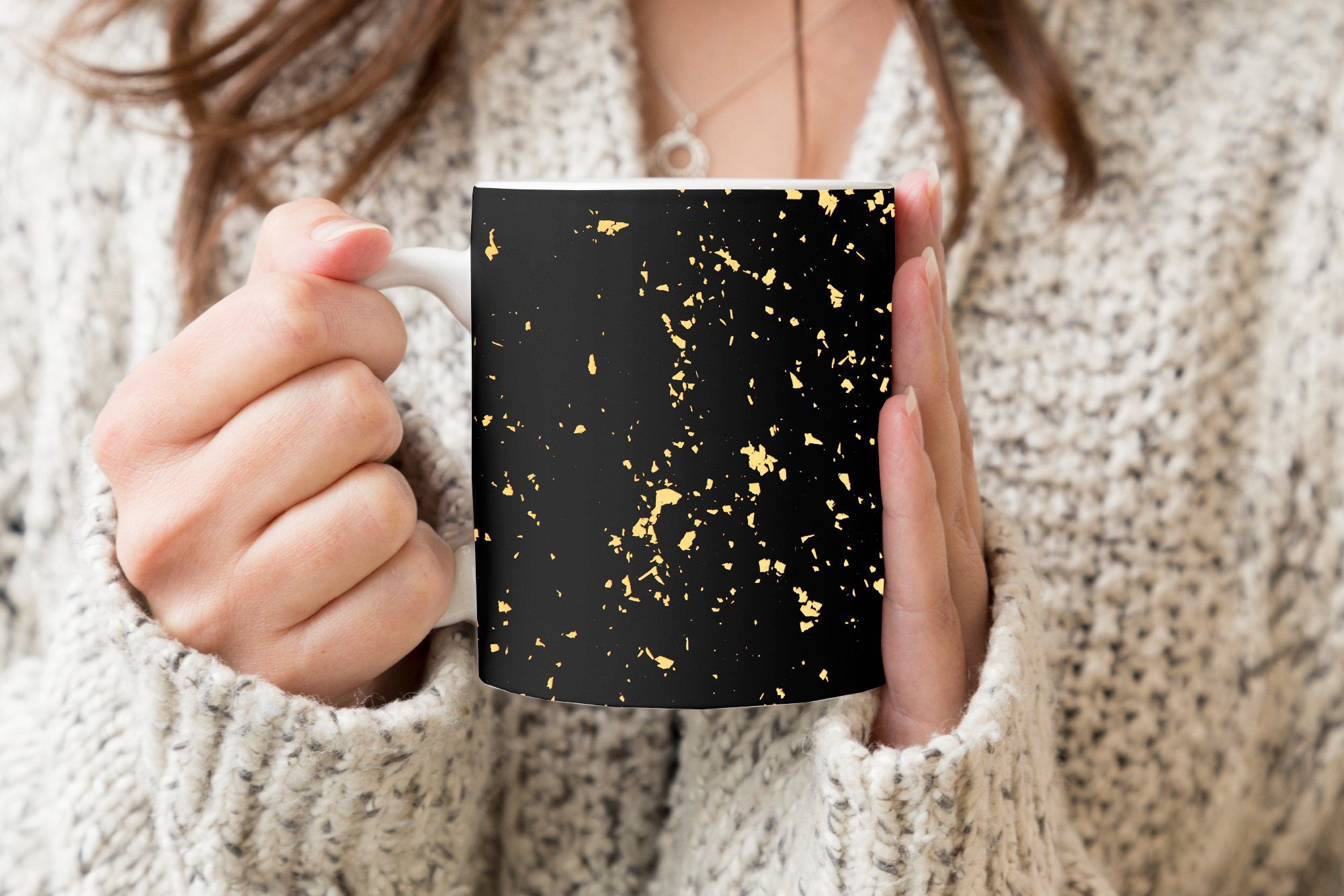 MuchoWow Tasse Goldene Flocken auf Teetasse, Geschenk Keramik, Becher, Hintergrund, Kaffeetassen, Teetasse, schwarzem